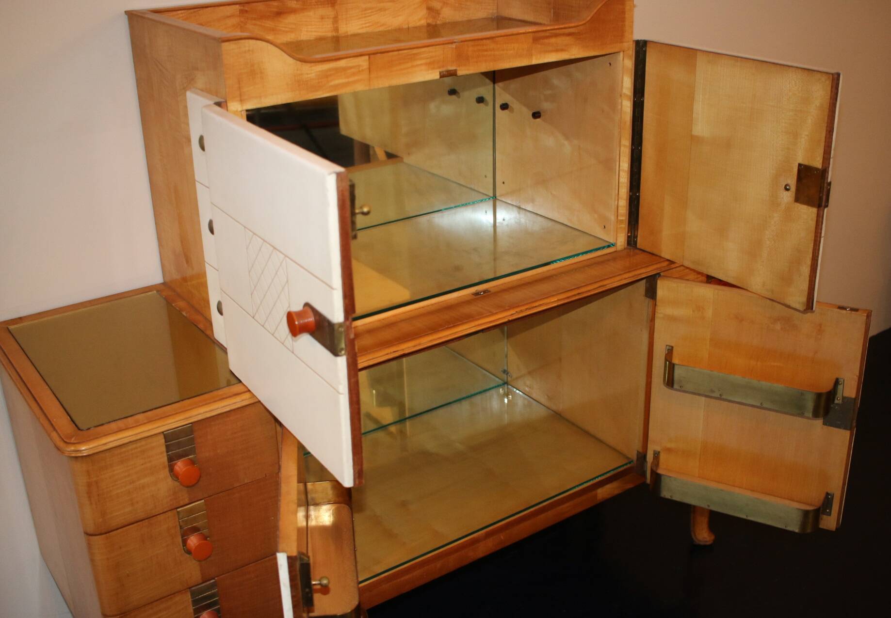 Buffet Art déco en érable, cuir et verre. Laszlo Hoenig, Londres, 1940.