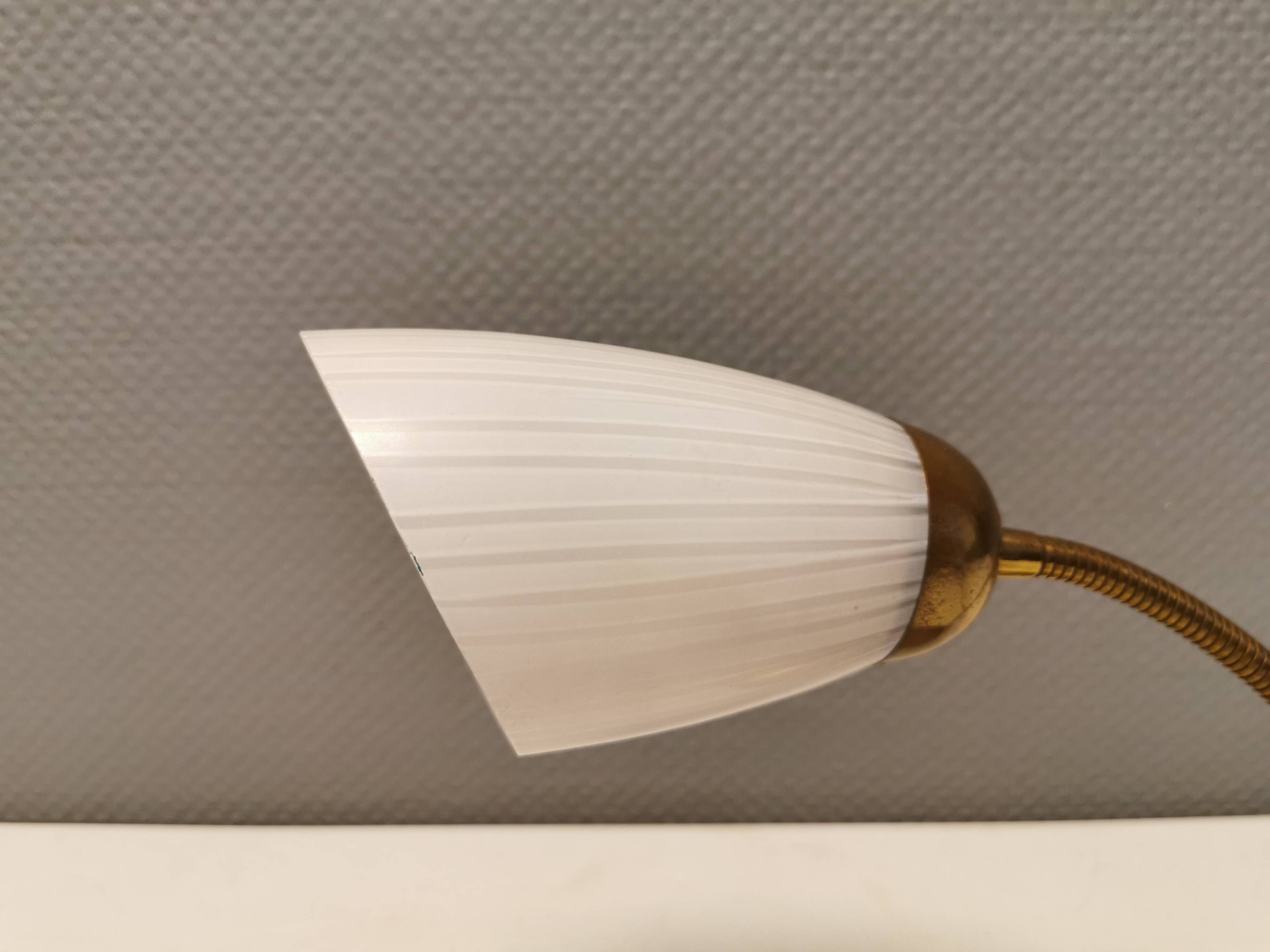Lampe de table, estimée des années 1950-60. fabriquée en métal, laiton et verre.