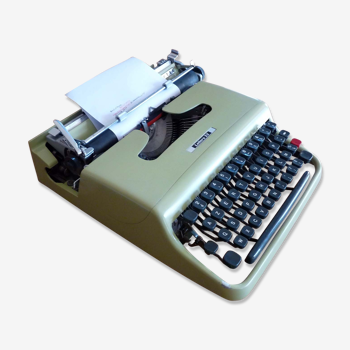 Machine à écrire Olivetti Lettera 22 verte avec son étui de transport