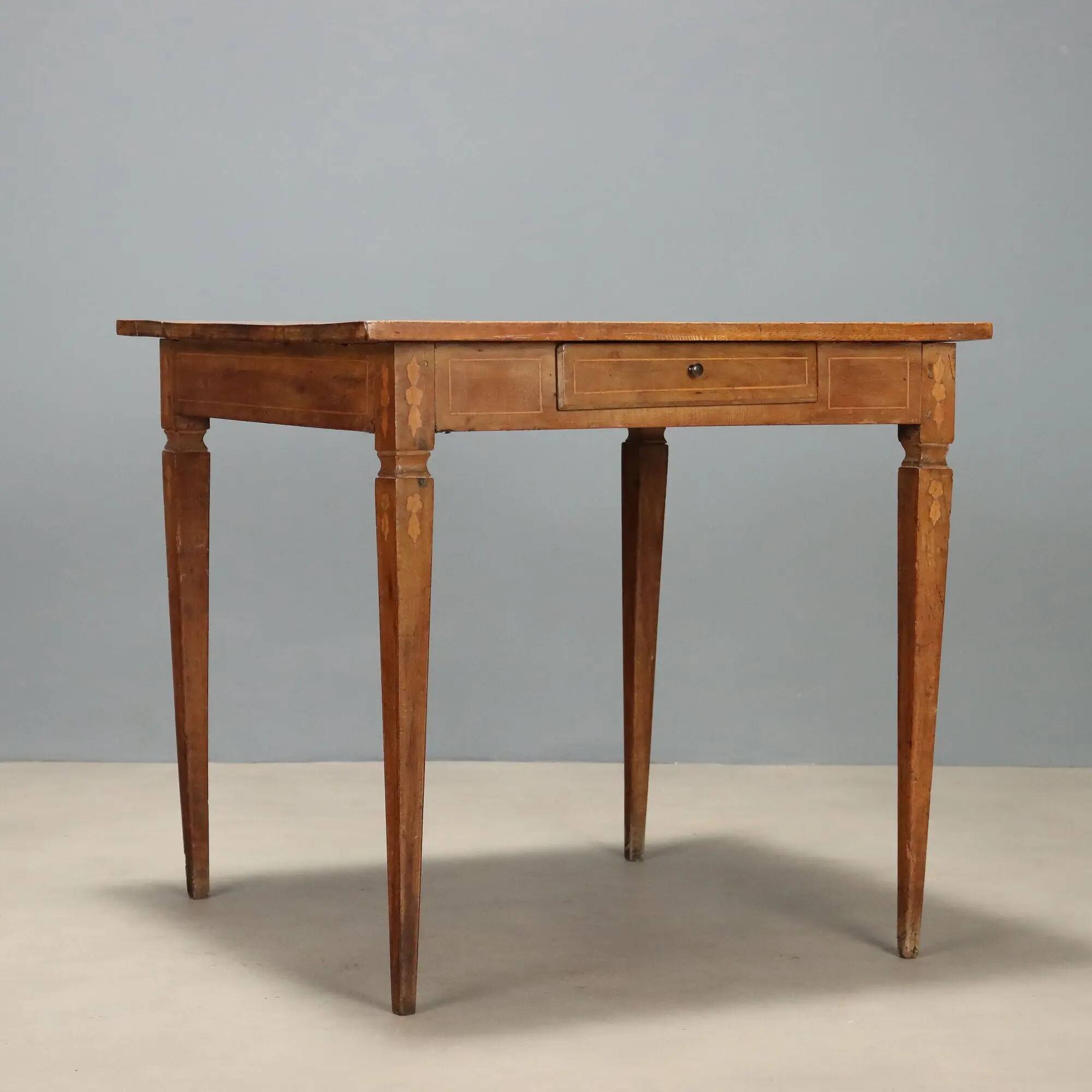 Antique neoclassical walnut coffee table with maple inlays, 18th century.