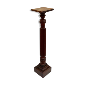 Column in brown wood