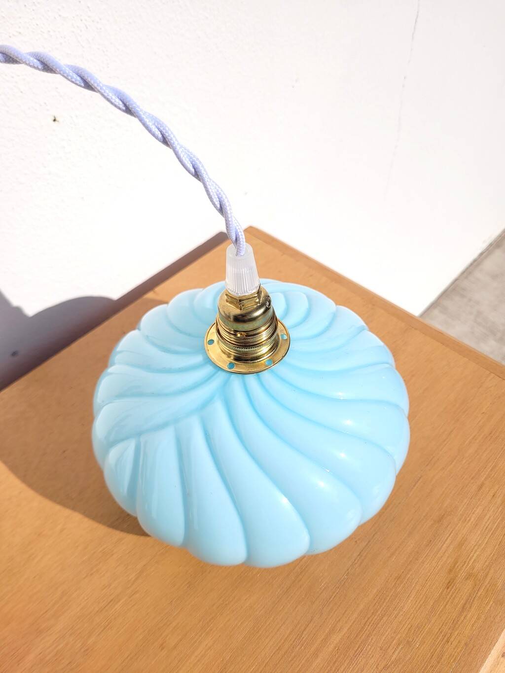 Lampe baladeuse vintage en opaline bleue