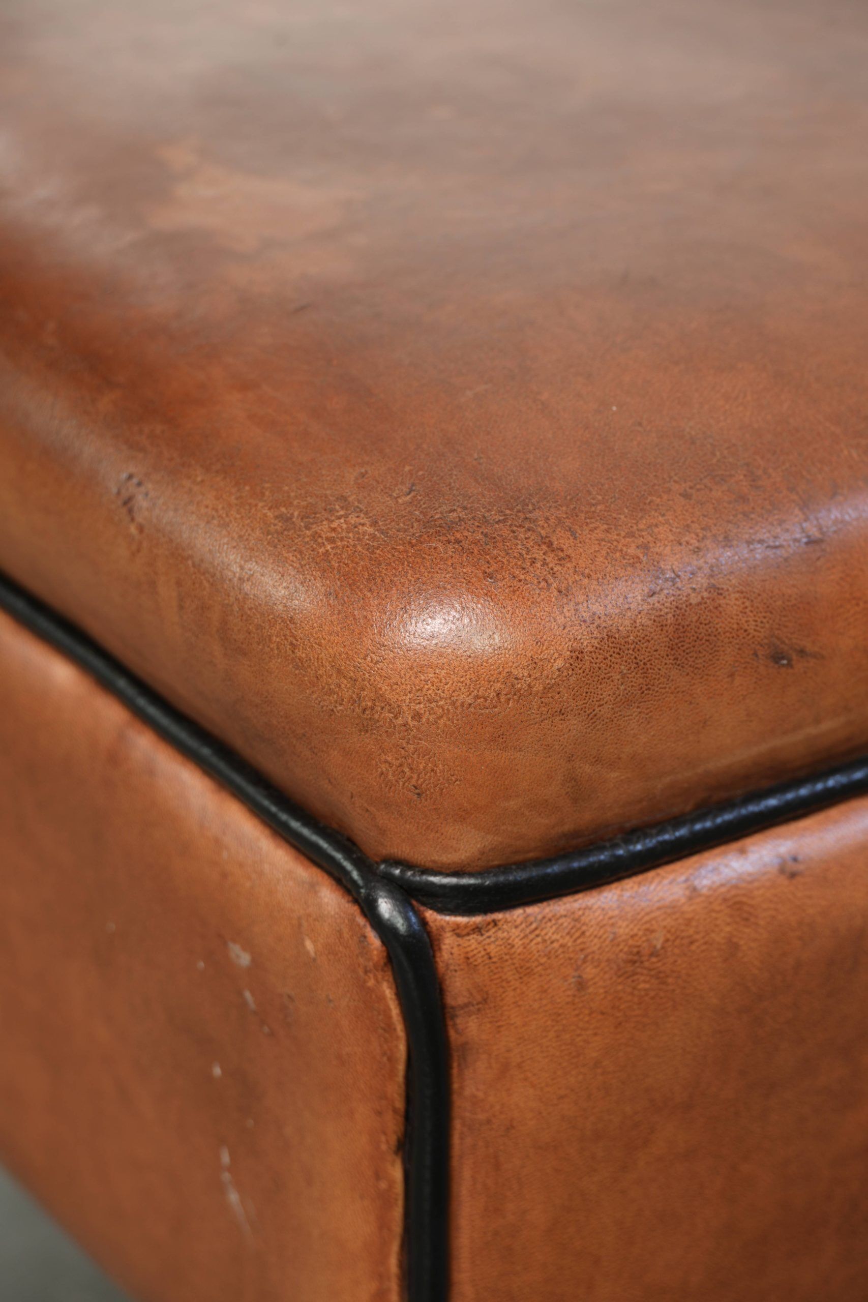 Ottoman, pouf en cuir de mouton cognac