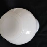 Vase en opaline blanche