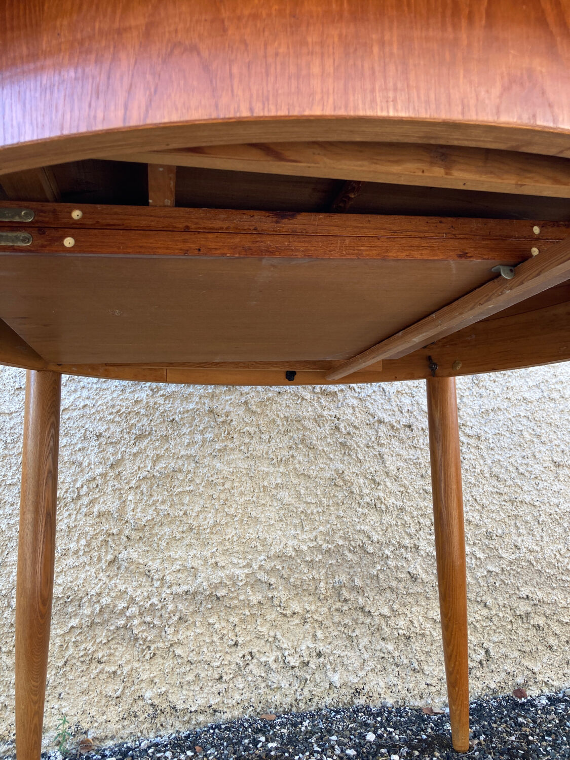 Scandinavian extendable round table