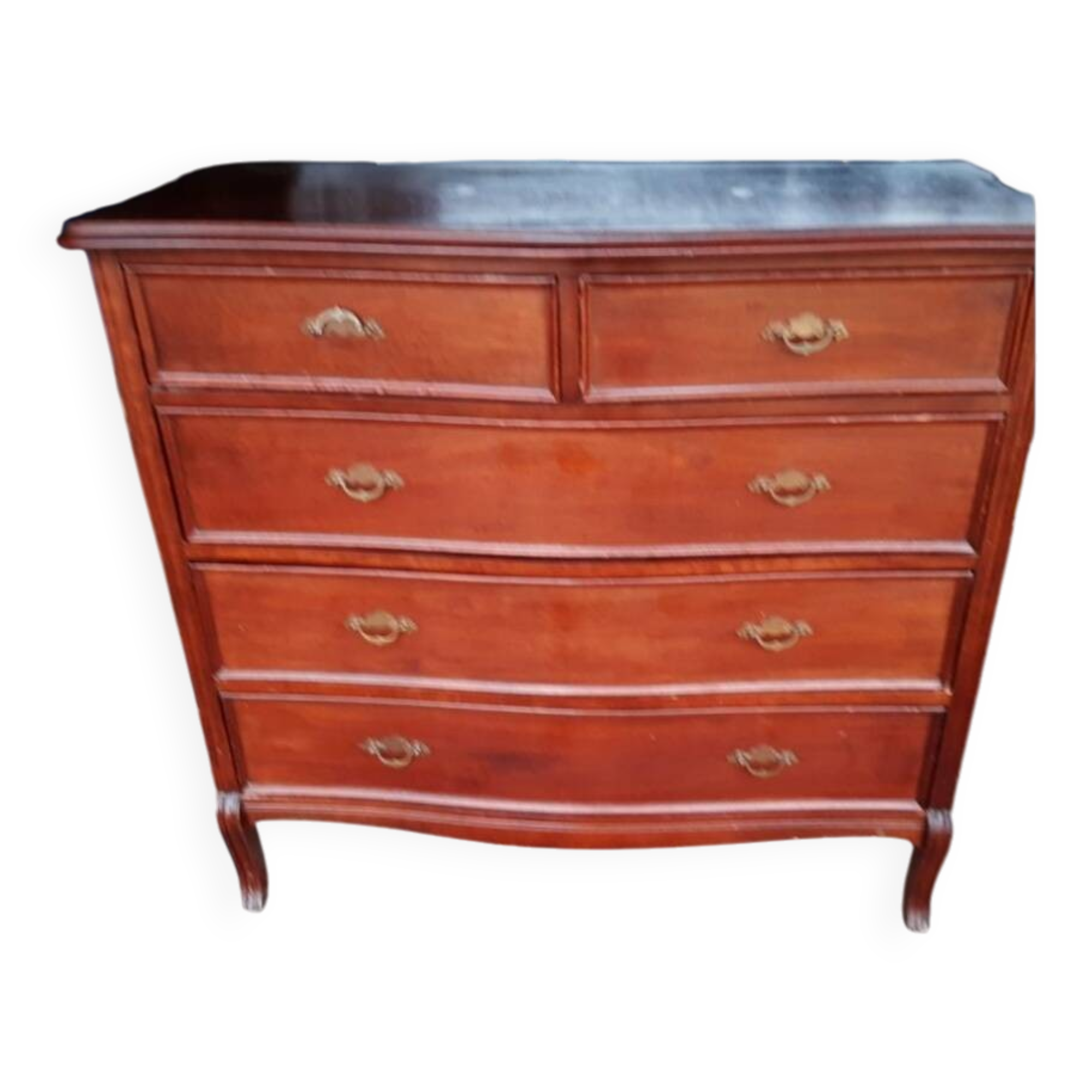 Style set: bevelled mirror and curved wooden chest of drawers.