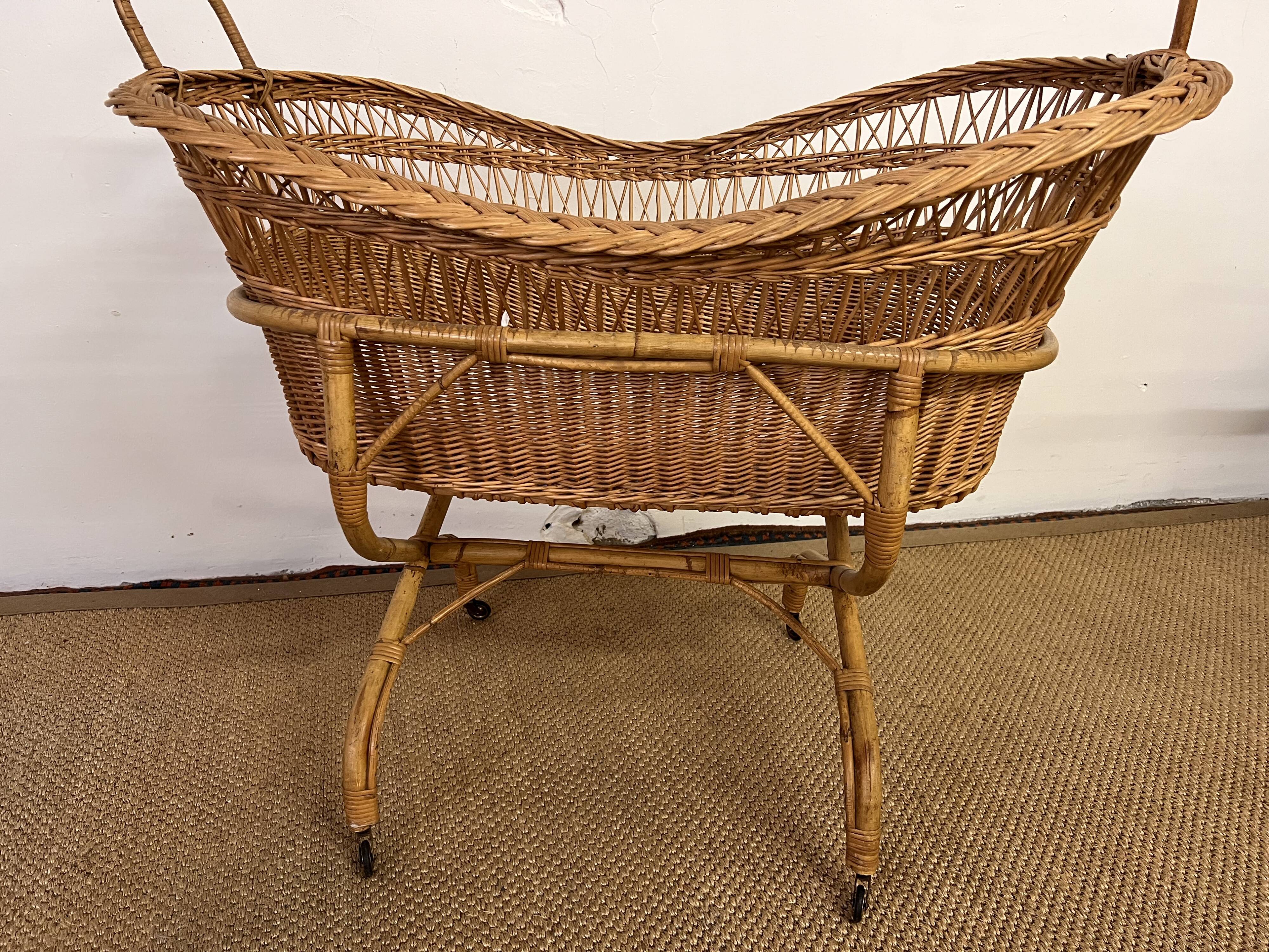 Rattan cradle on wheels