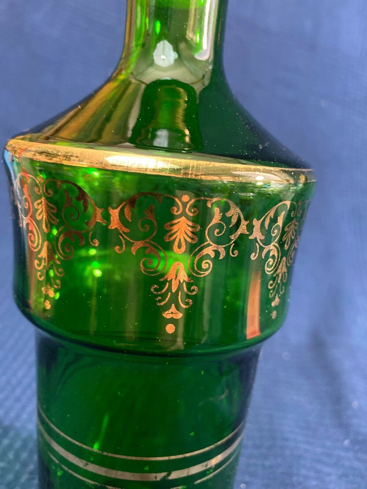 Bouteille en verre vert et dorure style Louis