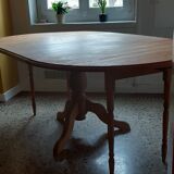 English-inspired extendable round table