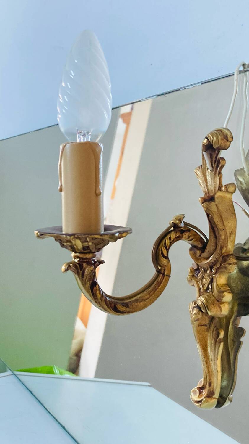 Louis XV bronze wall light with a flowing branch design and acanthus leaf decoration.