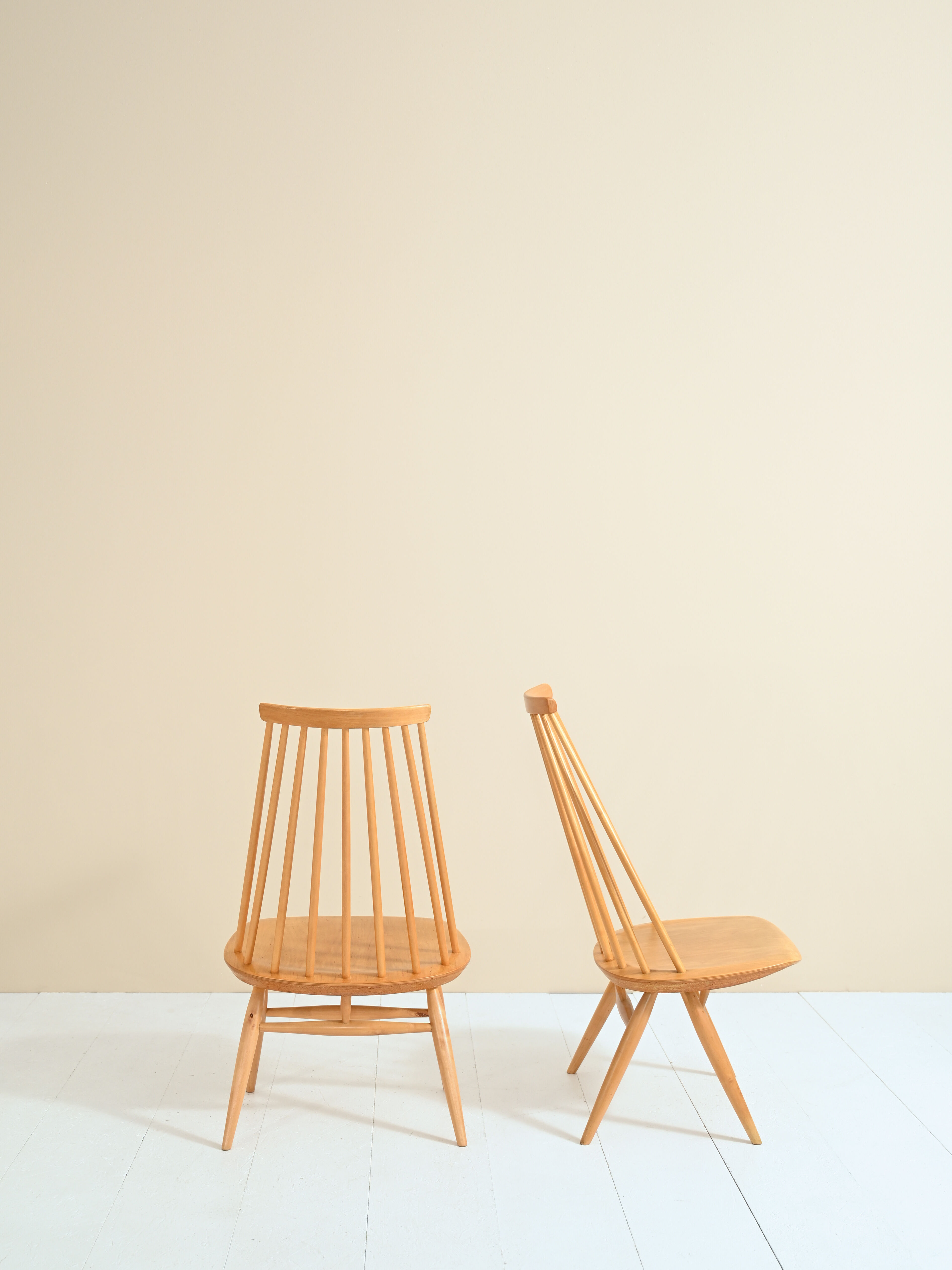 Chaises Mademoiselle d'Ilmari Tapiovaara