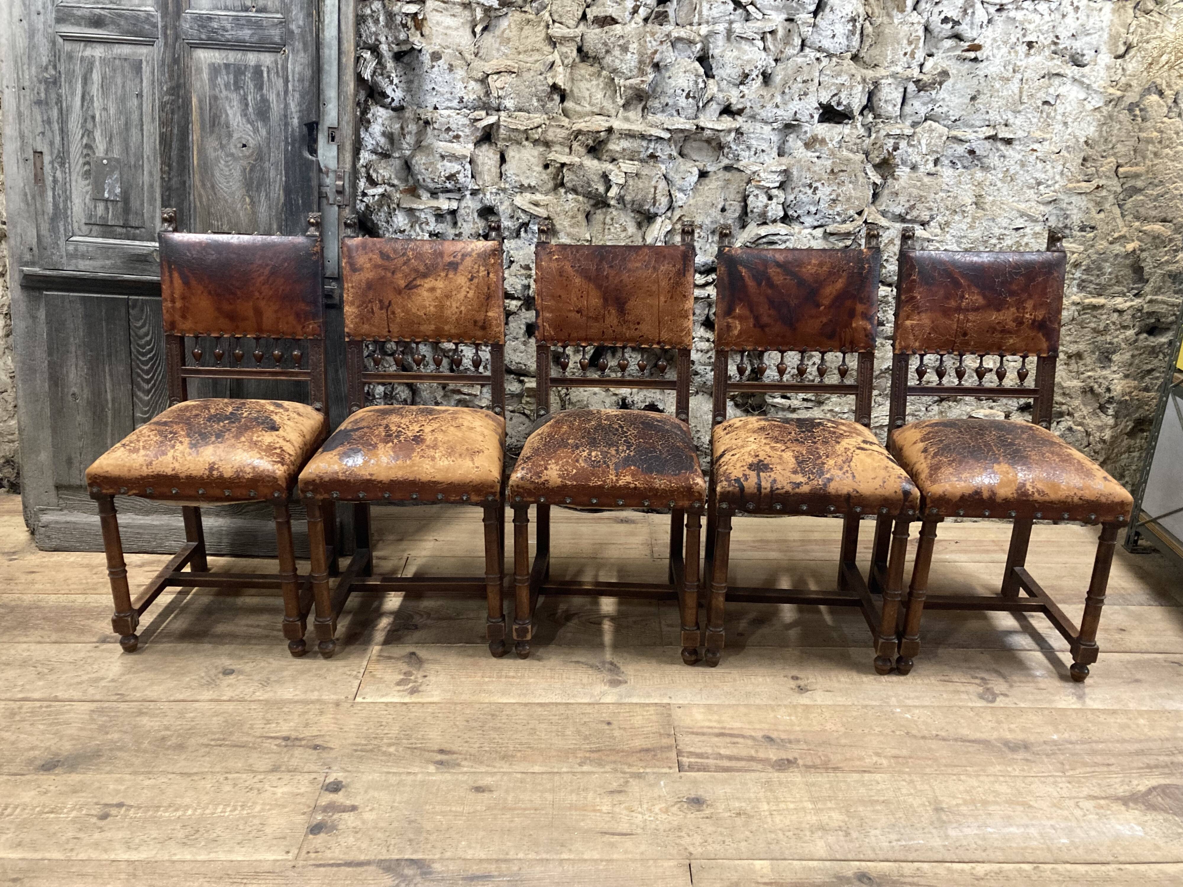 5 chaises Henri II en bois massif et cuir néo renaissance XIXème siècle