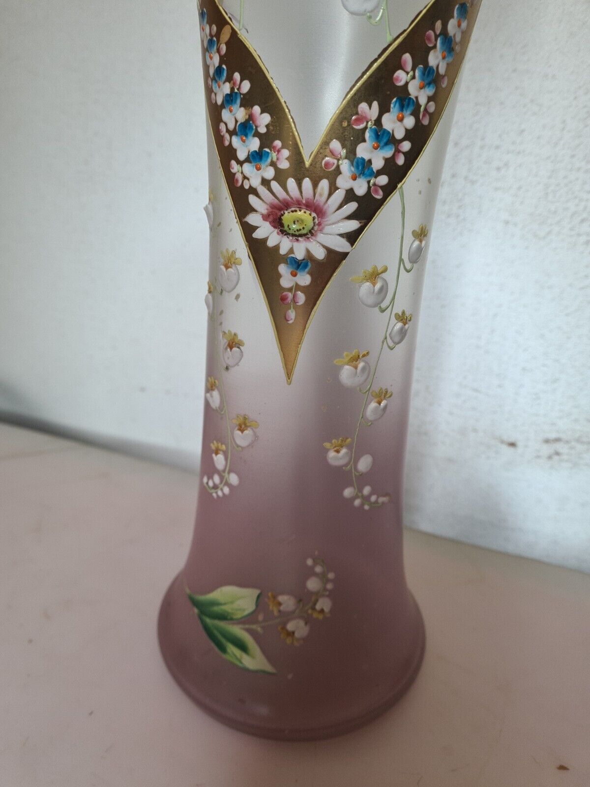 Vase en opaline émaiillée avec du muguet
