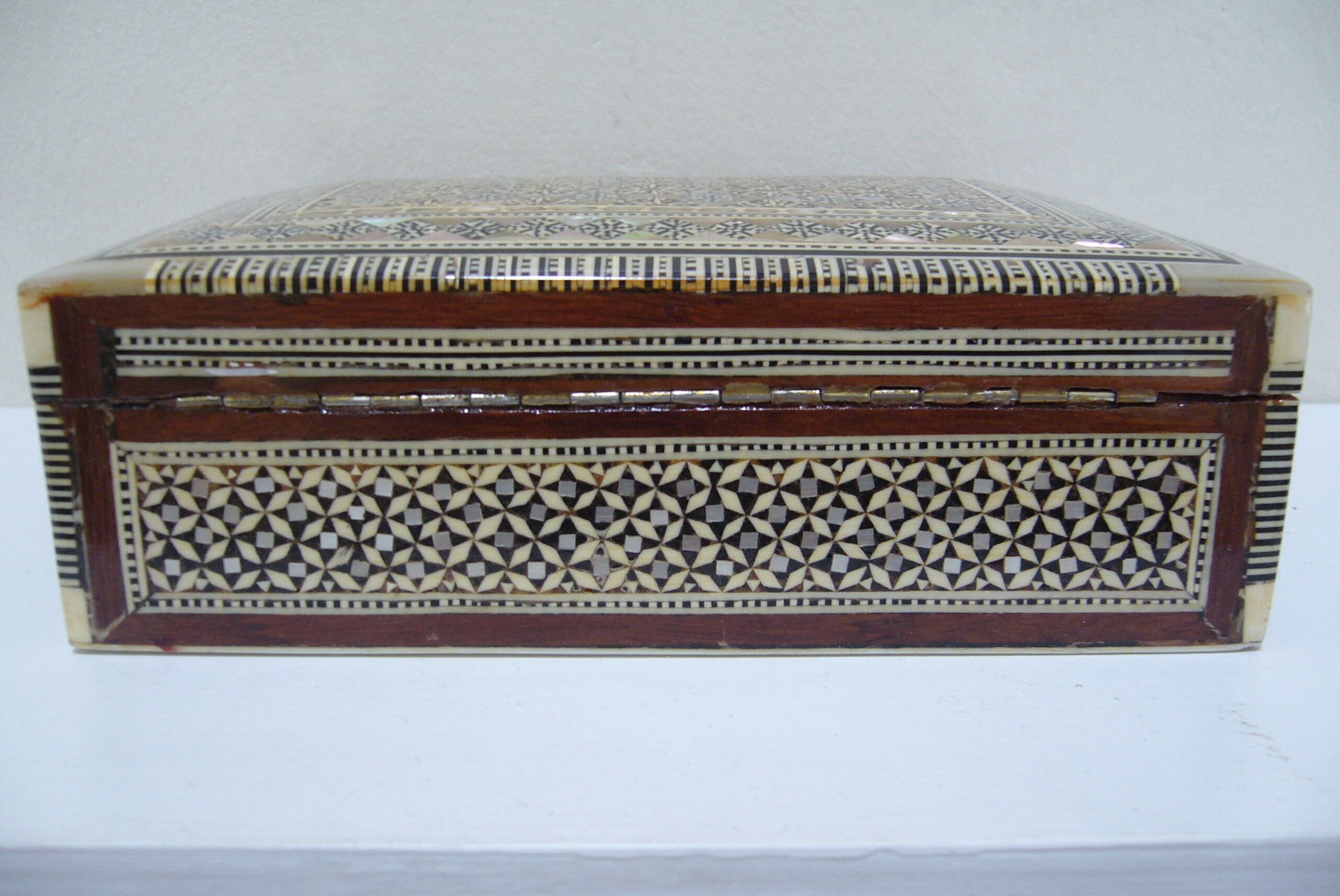 Box box in mother-of-pearl marquetry in oriental style