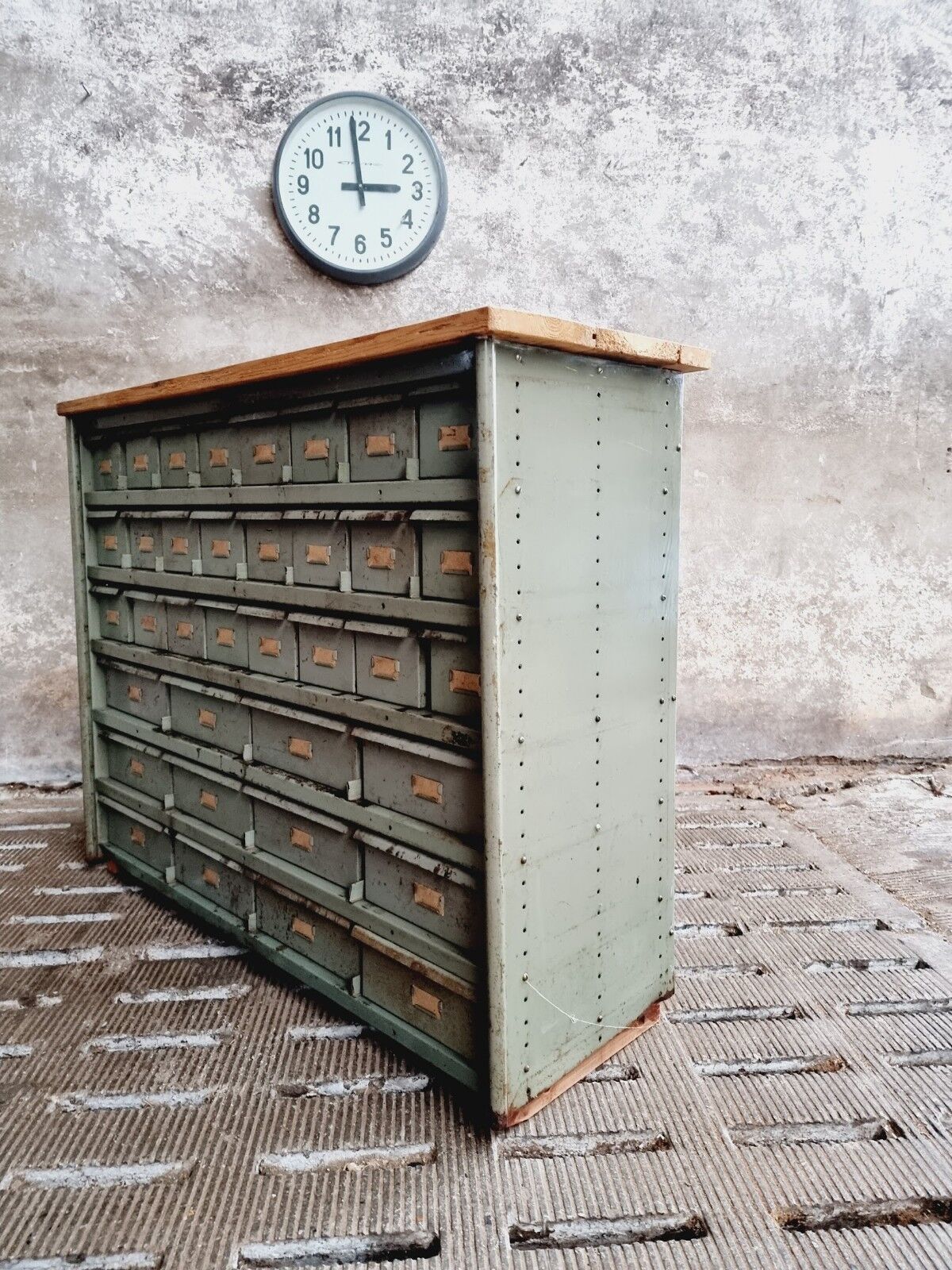 Commode industrielle vert olive