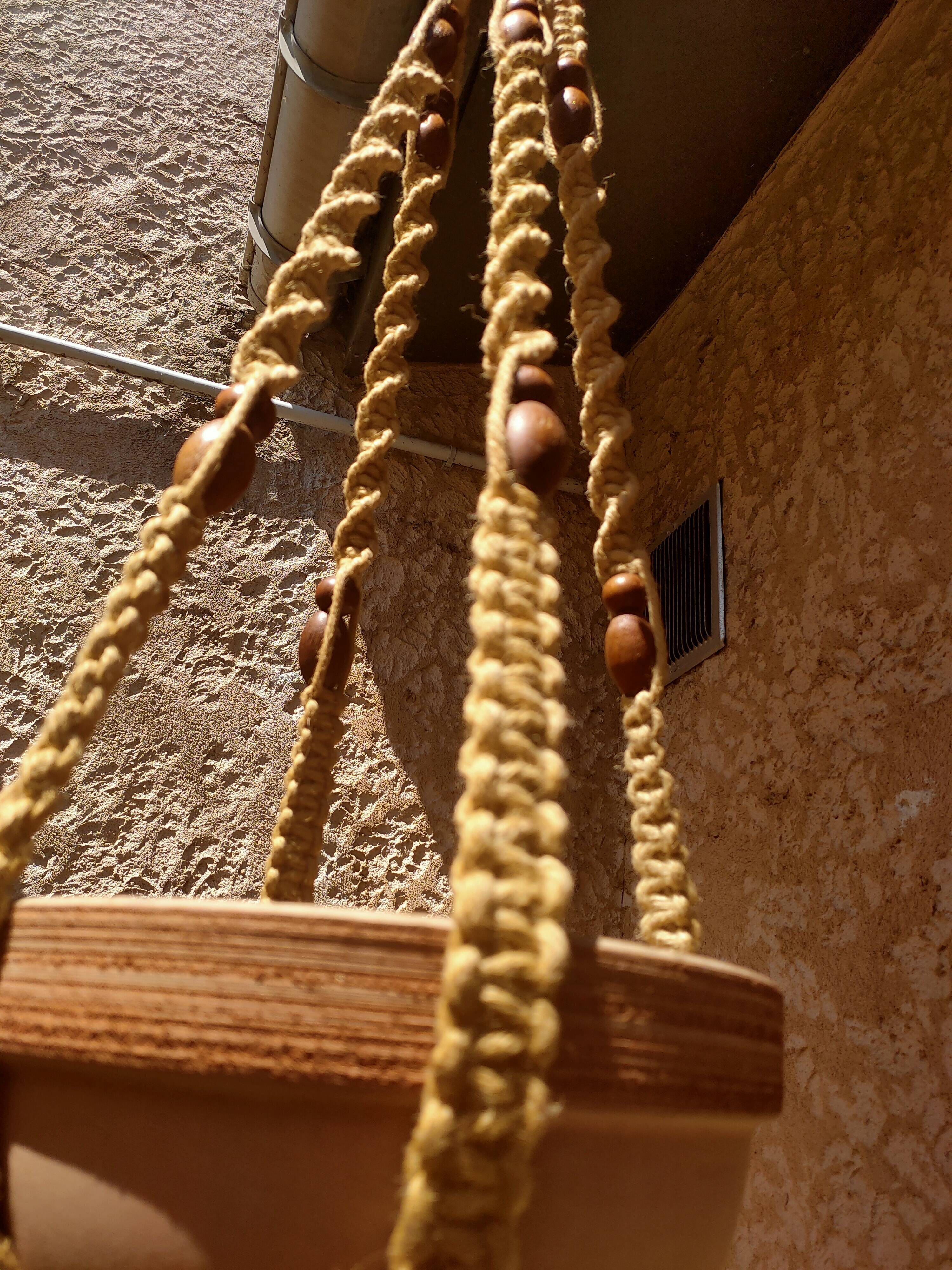 Suspension in macramé