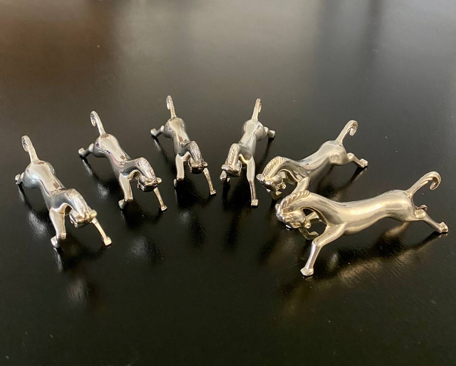 6 horse-shaped metal knife holders