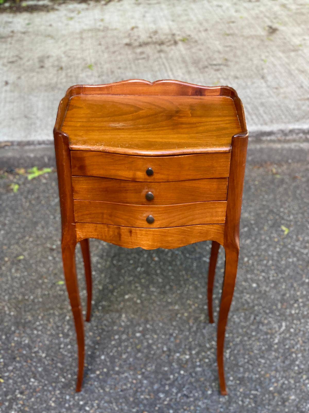 Table de chevet Louis XV en chêne massif 1920