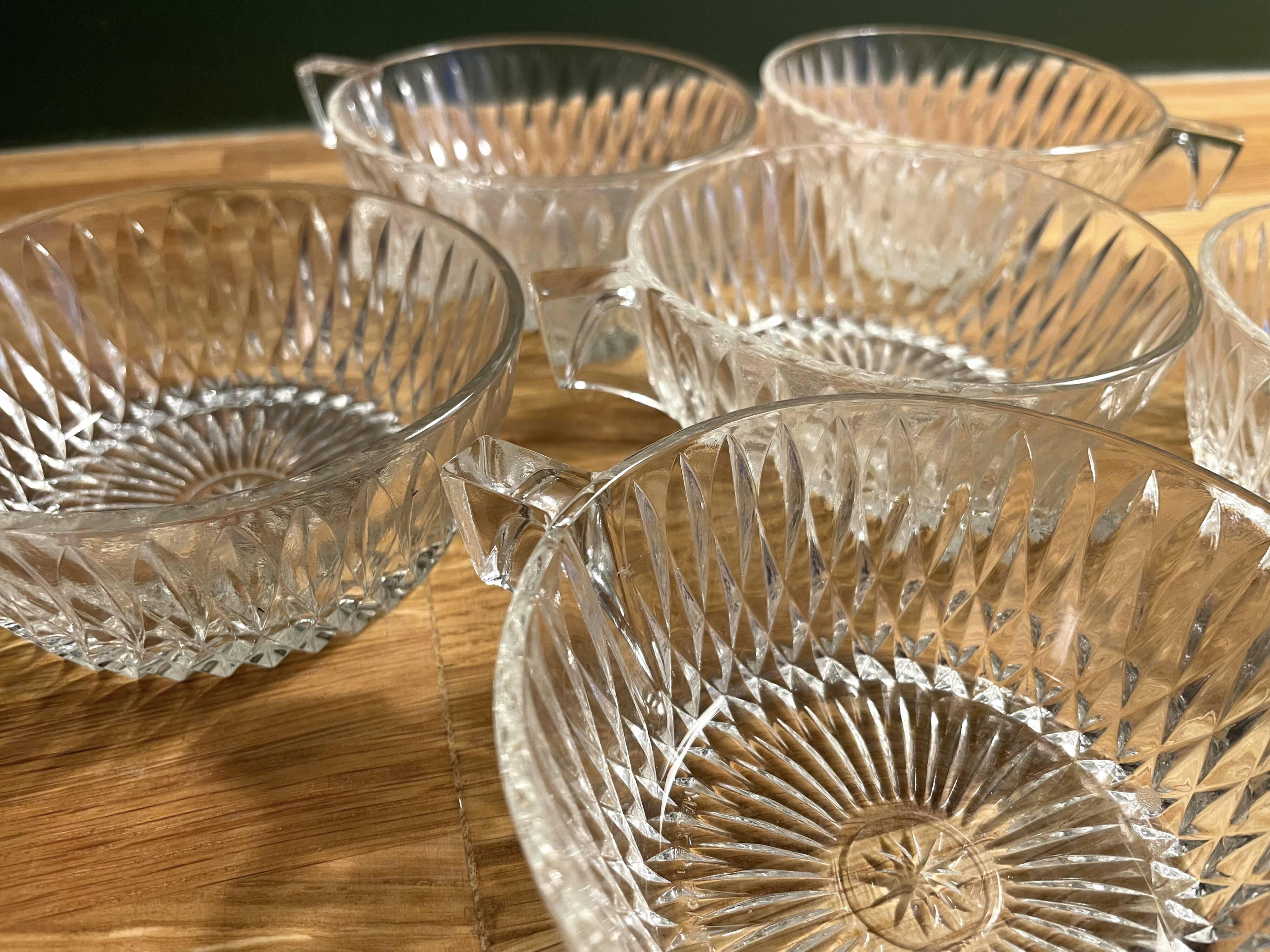 6 tasses à café en verre ciselé vintage en très bon état