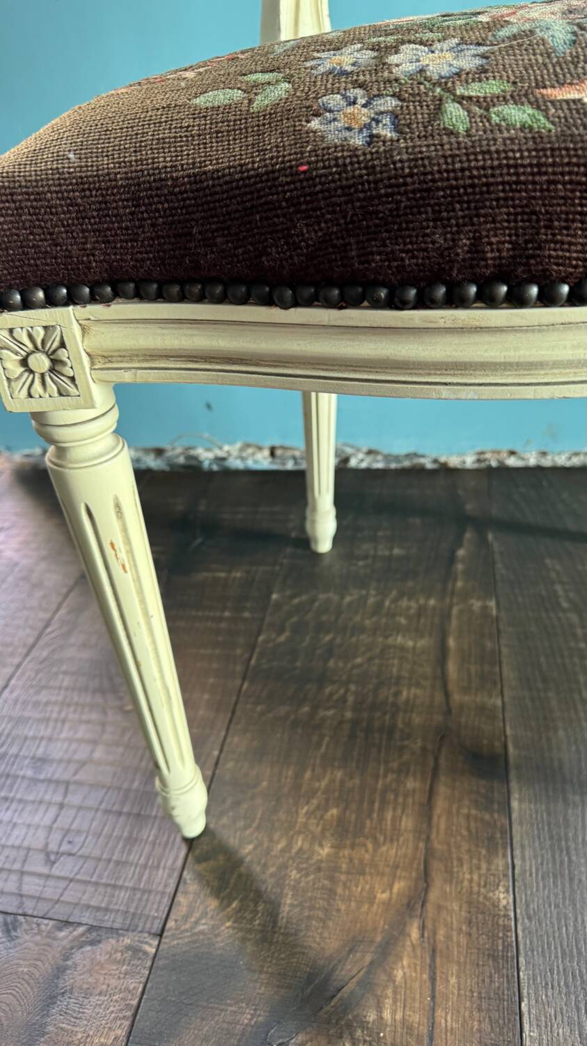 Chaise brodée à la main