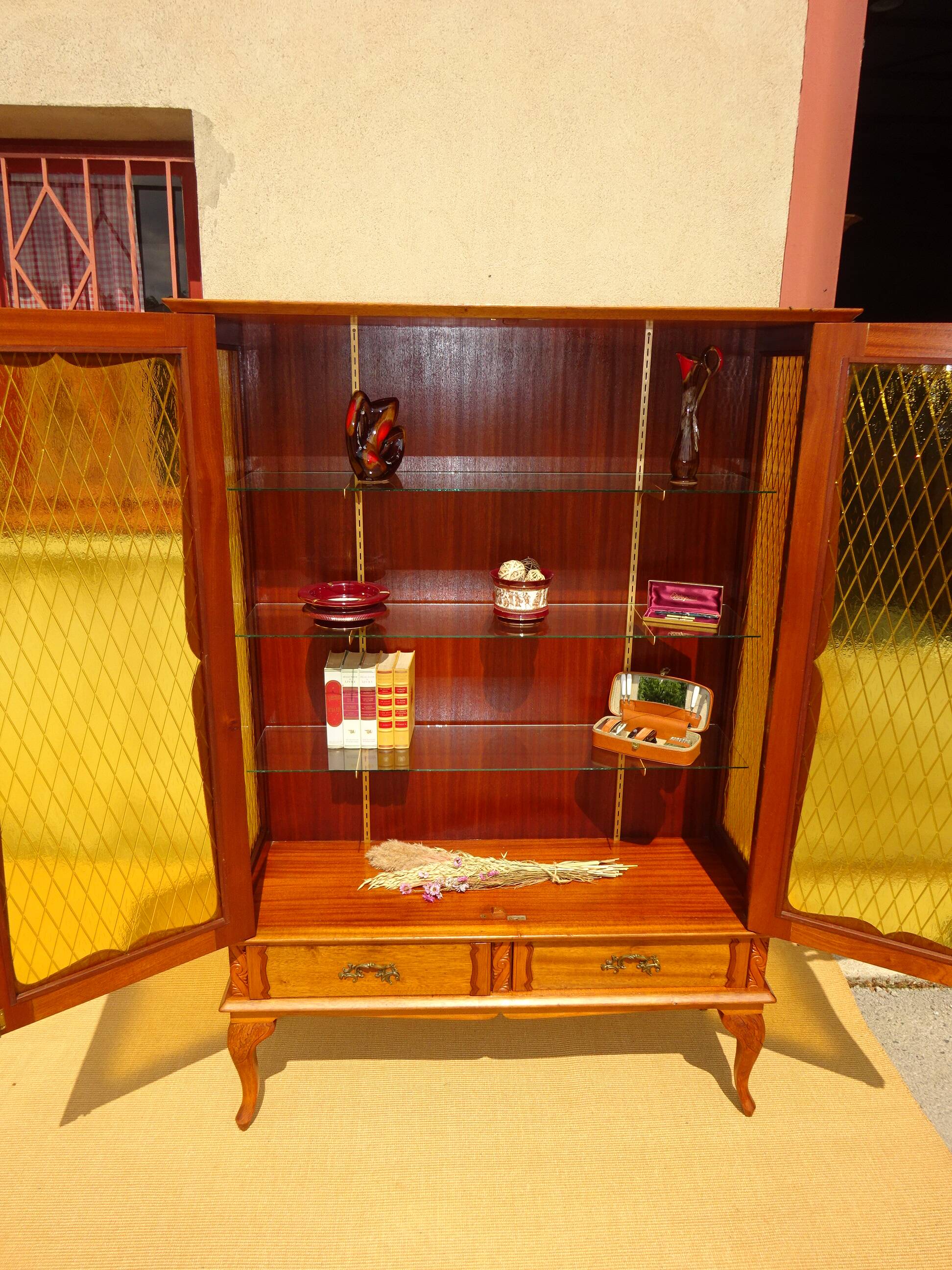 Bibliothèque en bois et verre