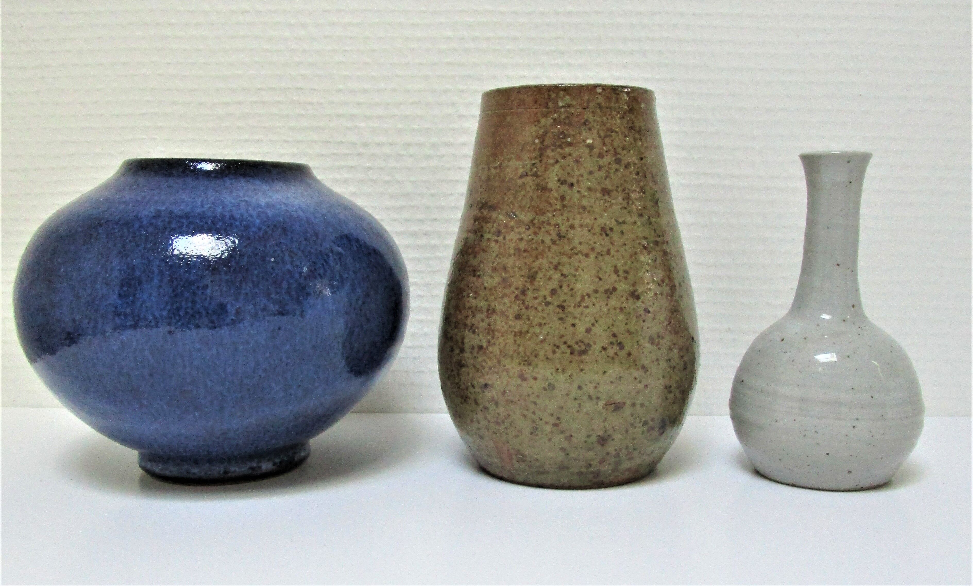 Trio de vases en grès émaillé bleu brun et blanc