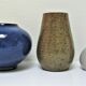 Trio de vases en grès émaillé bleu brun et blanc