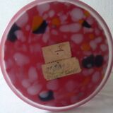 Ancien vase en pate de verre à fond rouge moucheté blanc, bleue et orange
