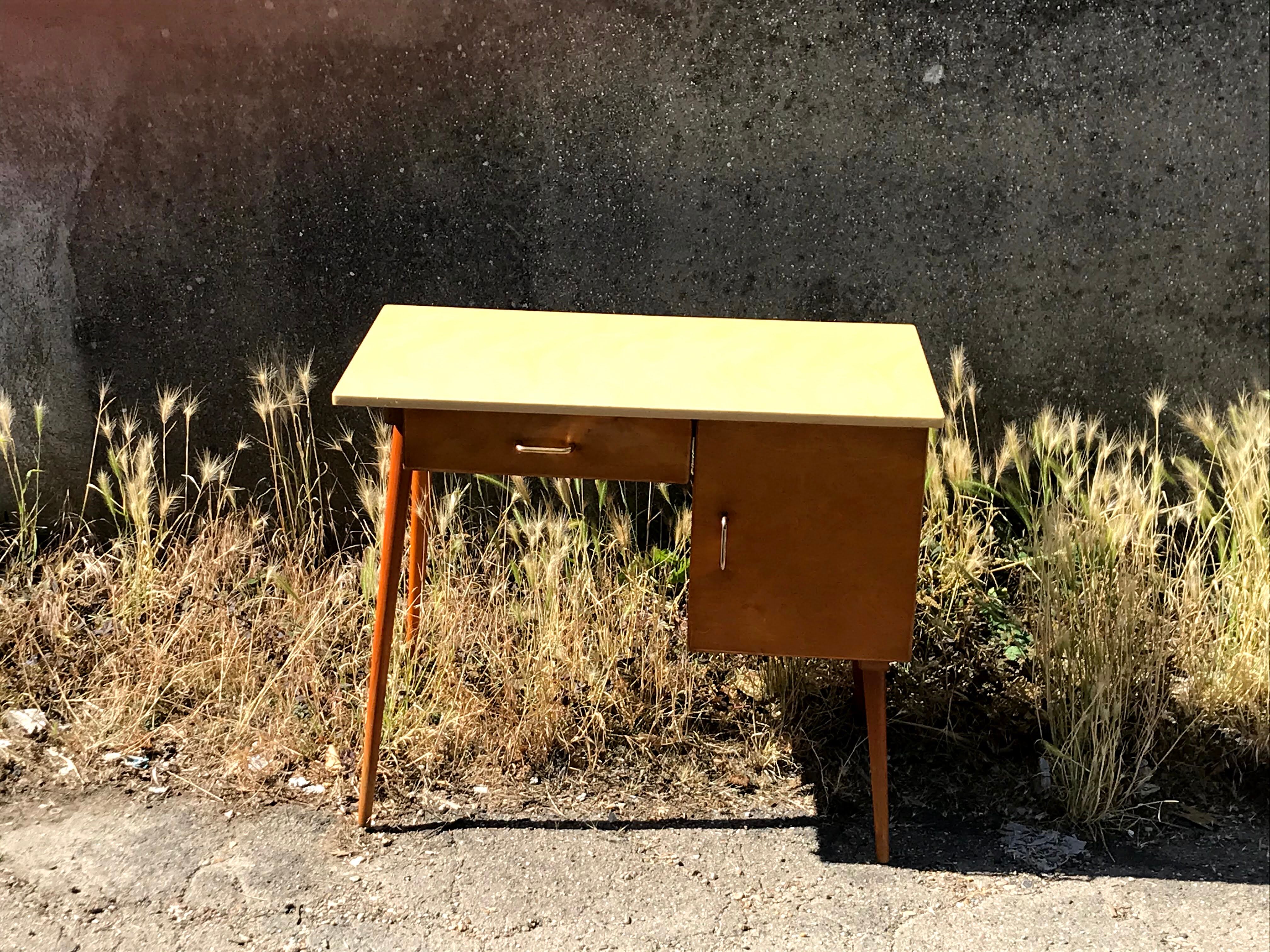 Bureau en bois plateau formica des années 60