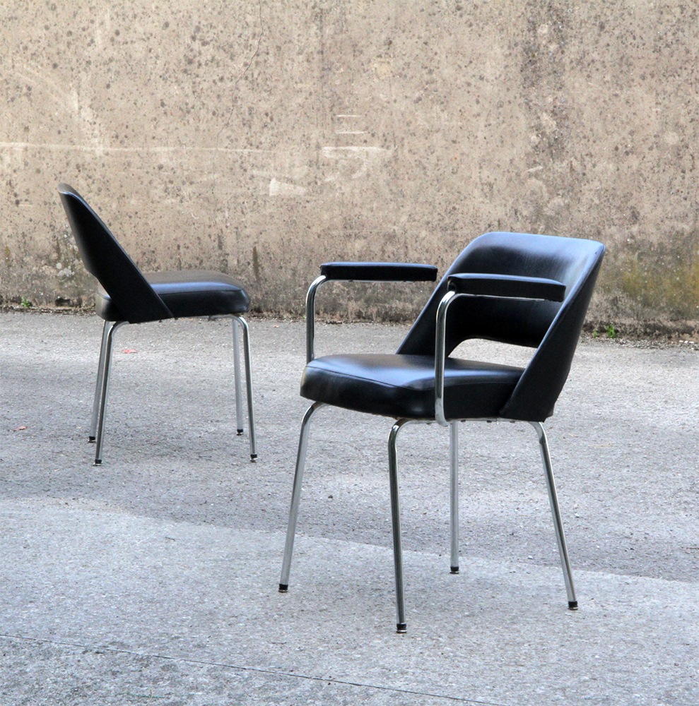 Paire de fauteuils conférence noirs et chrome années 60
