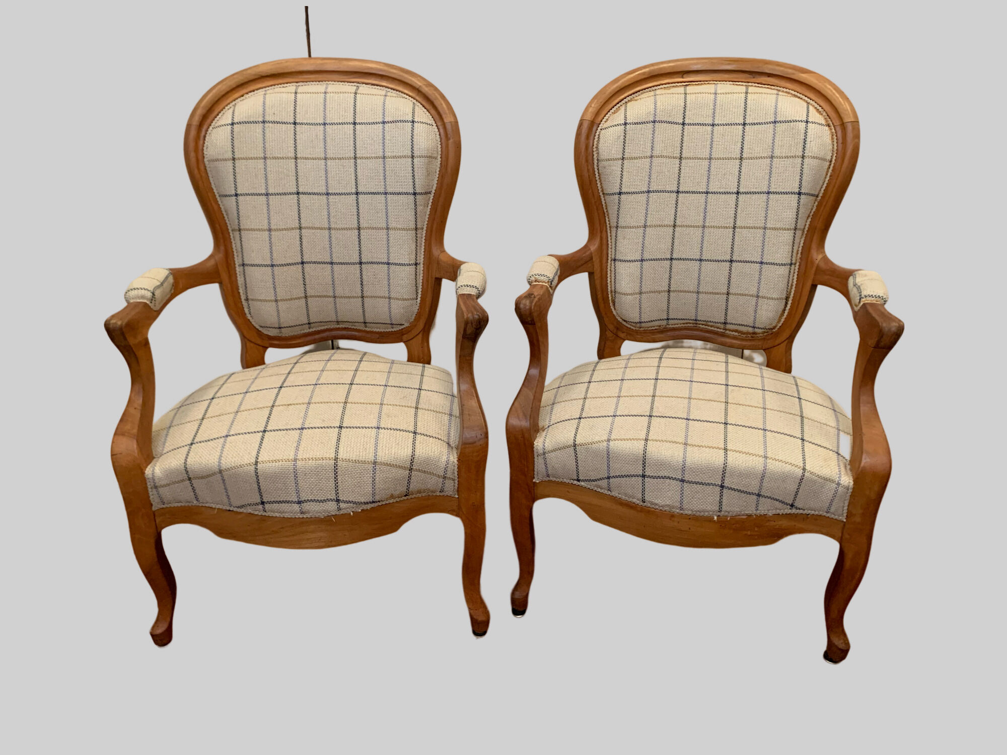 Paire de fauteuils de style Louis Philippe en hêtre teinté XX siècle