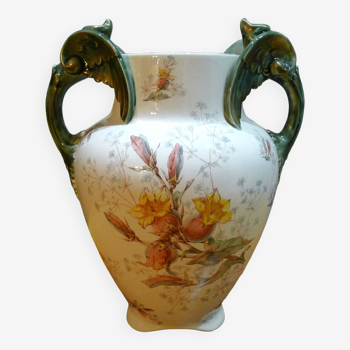 Vase balustre à décor de griffons et de fleurs