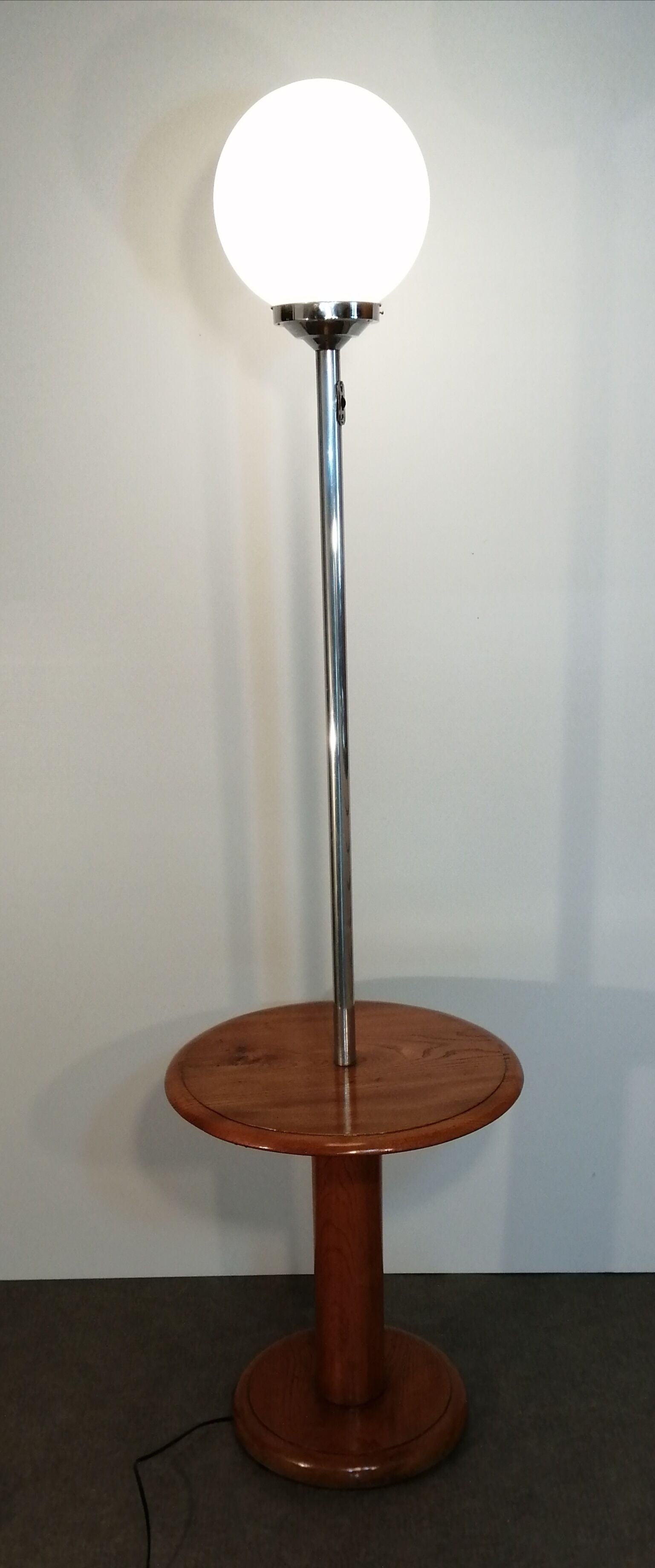 Globe floor lamp, in opaline and chrome with its wooden shelf Vintage, 1950-60