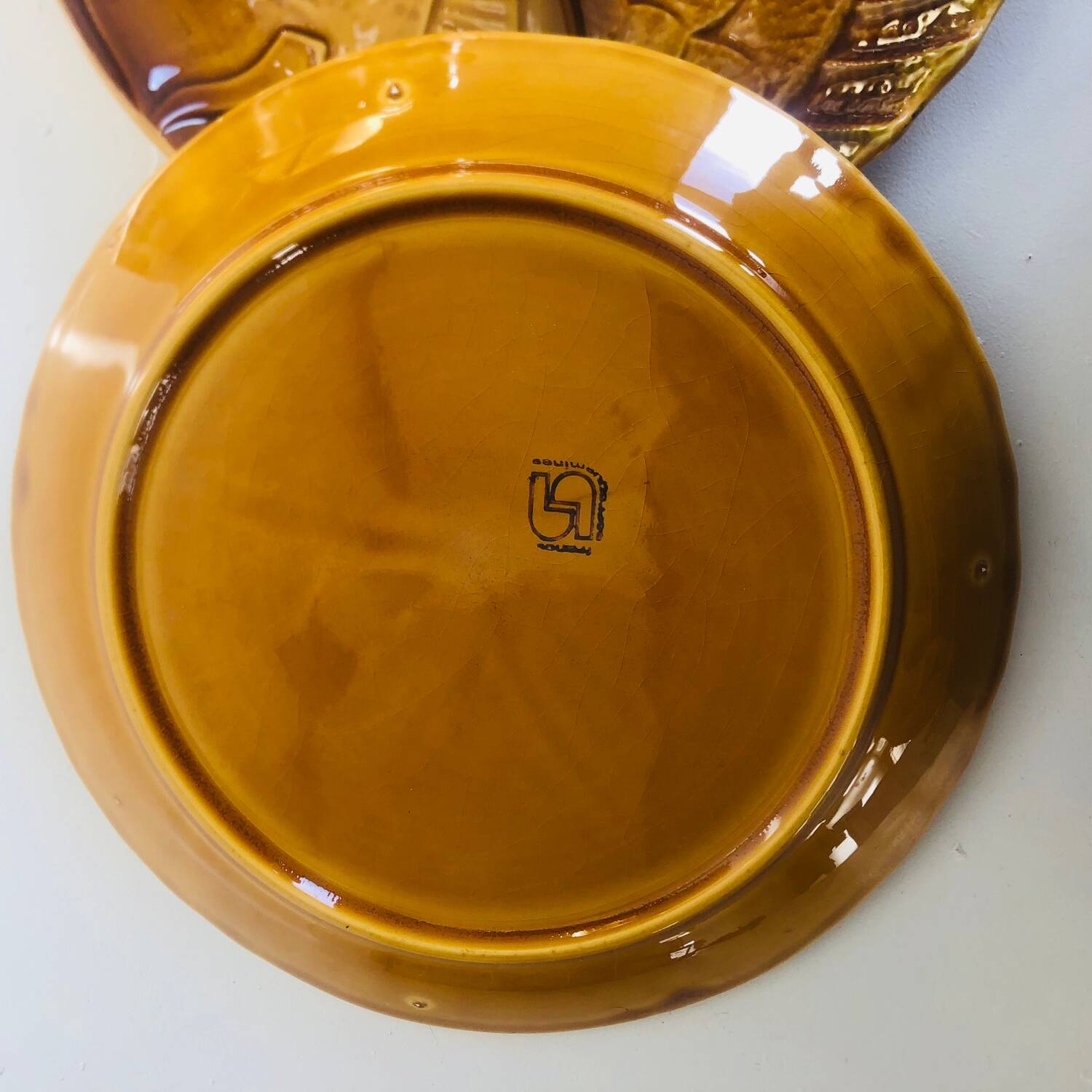 Lot de 2 plats en barbotine Sarreguemines décor poissons