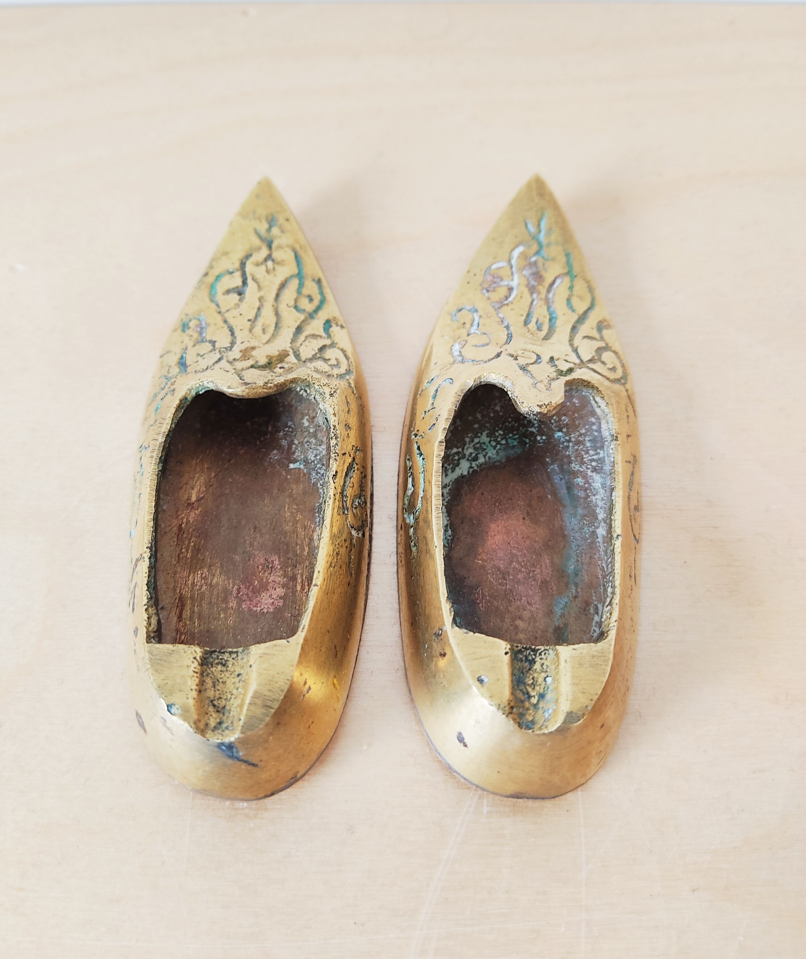 Paire de cendriers babouches en bronze