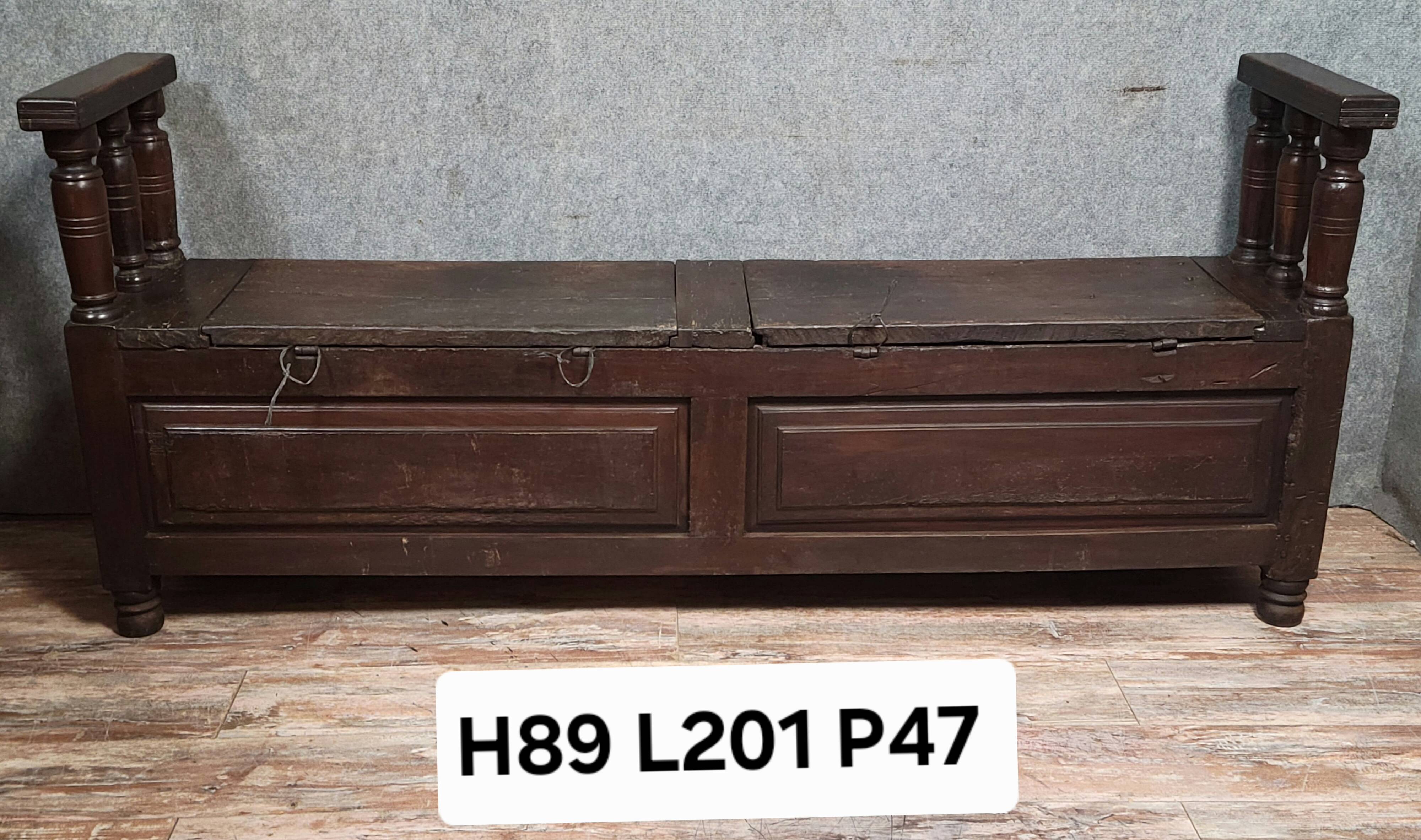 Very important Louis XIV period solid wood storage bench / 201 cm long