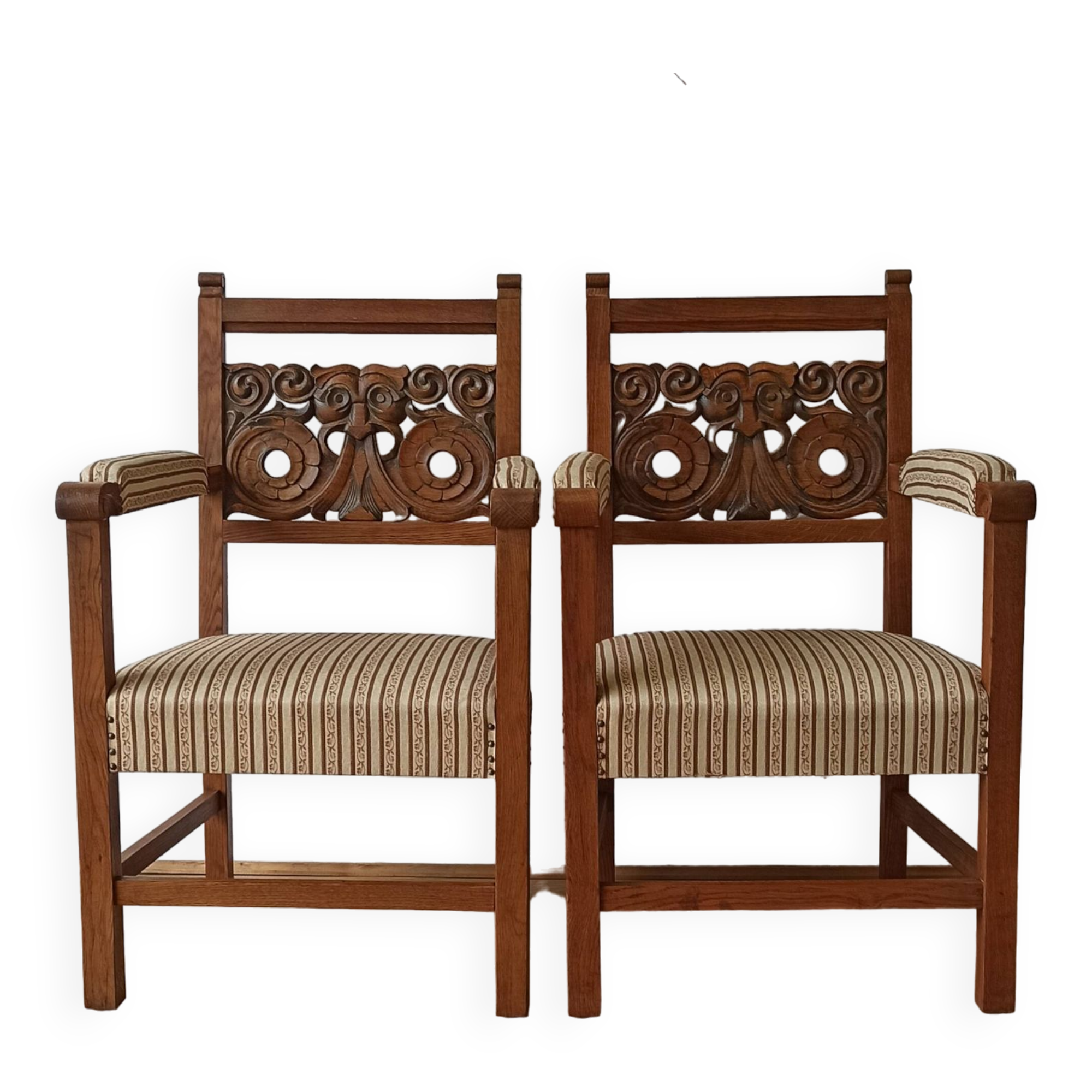 Pair of thrones vintage incredible chairs.