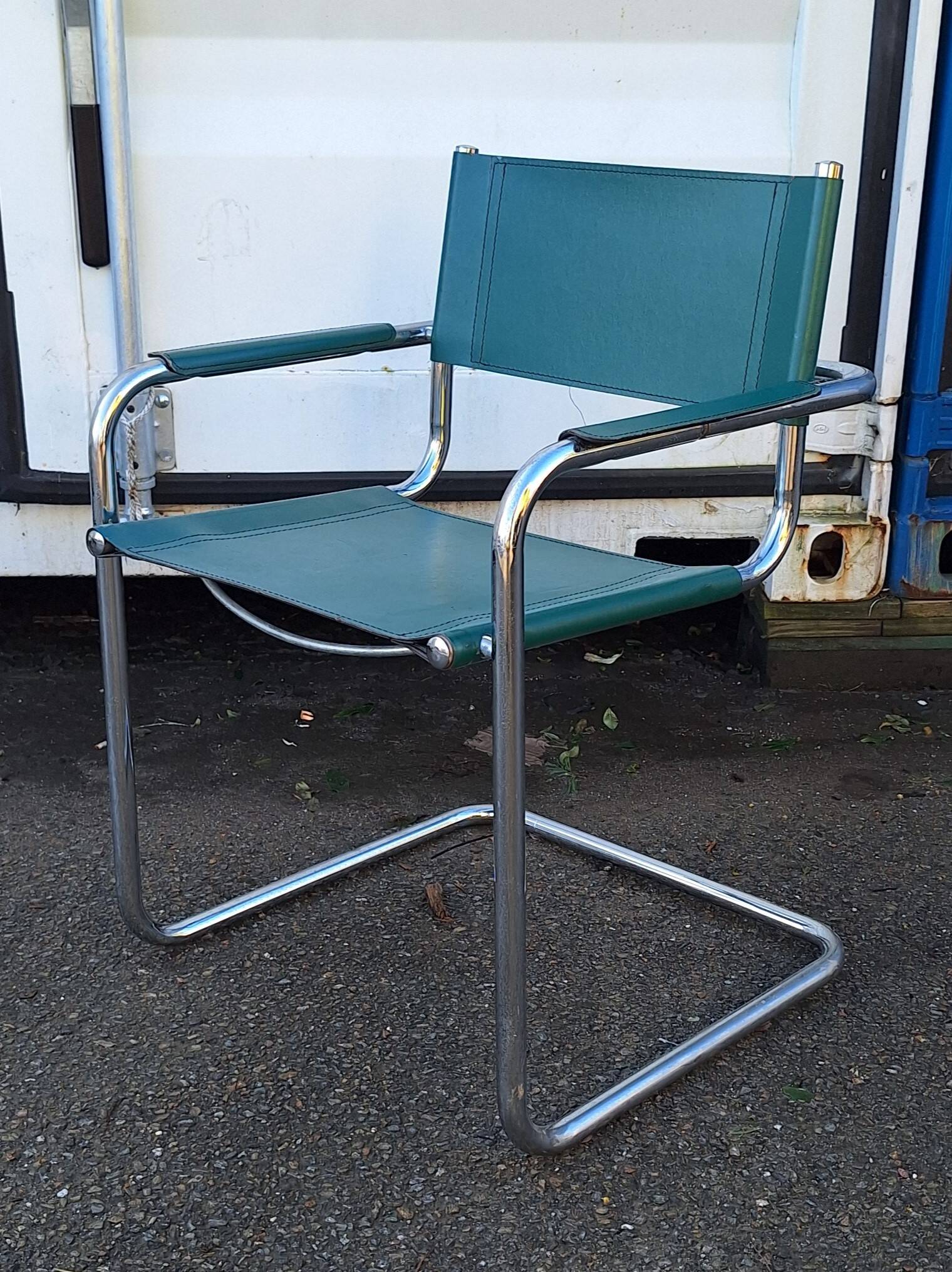 Fauteuil cantilever en métal chromé et cuir vert