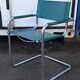 Fauteuil cantilever en métal chromé et cuir vert
