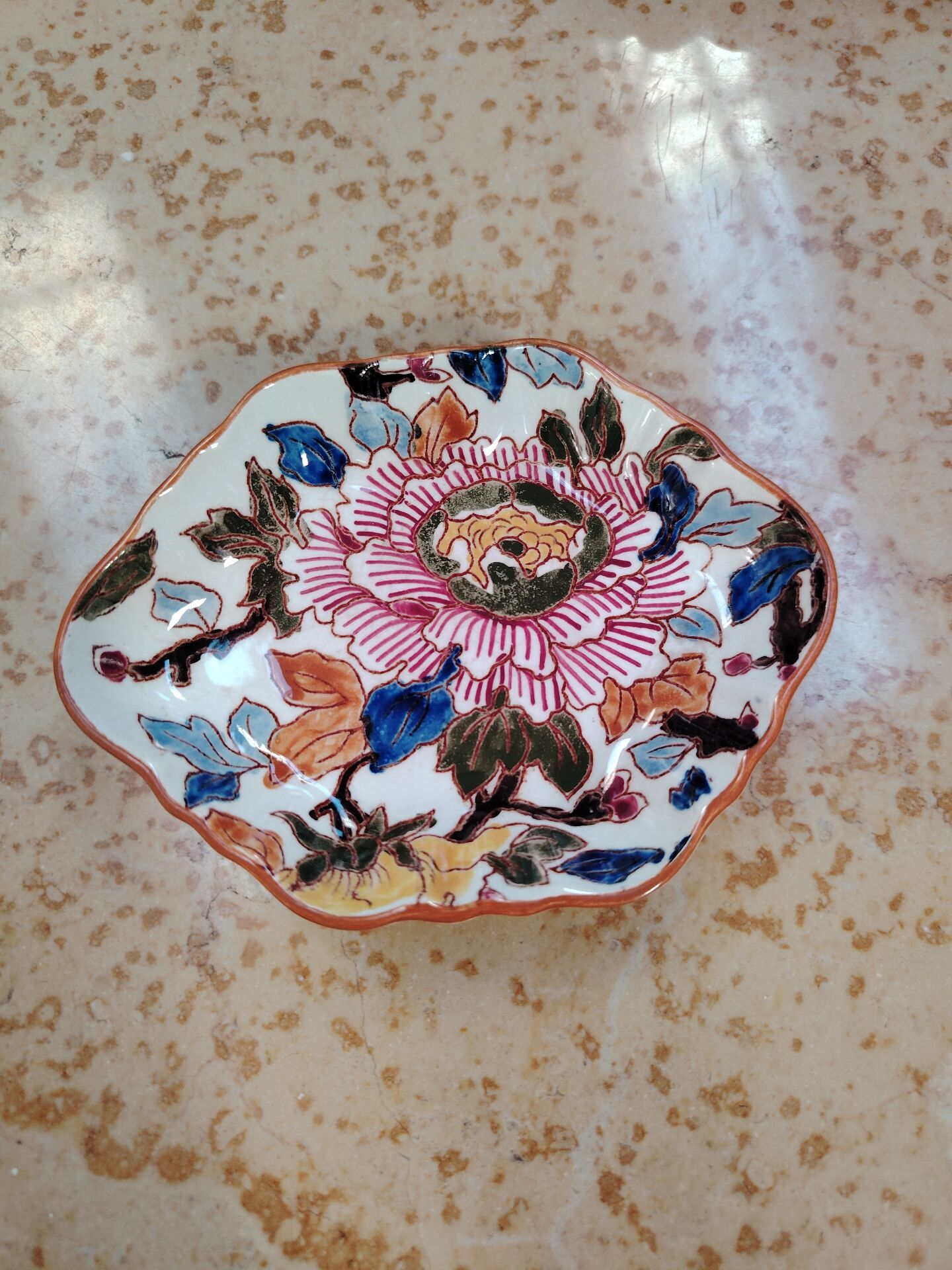 Empty pocket dish in Gien earthenware with peony decoration.