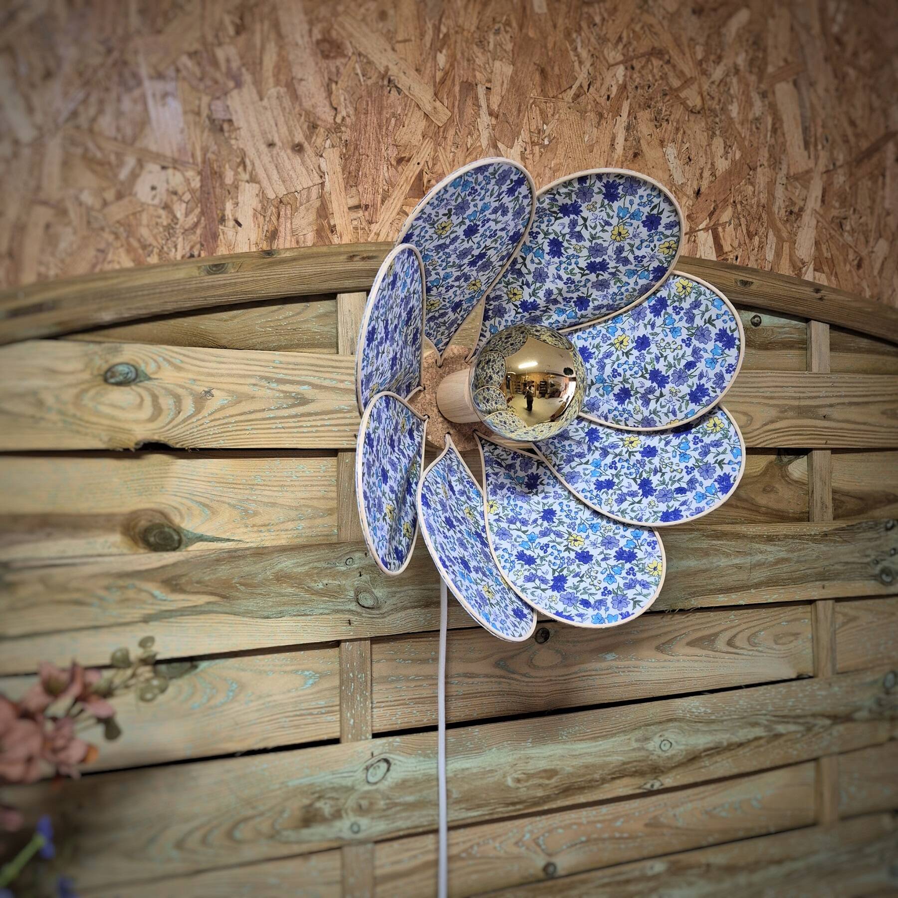 Applique murale fleur, 8 pétales en rotin et tissu fleuri