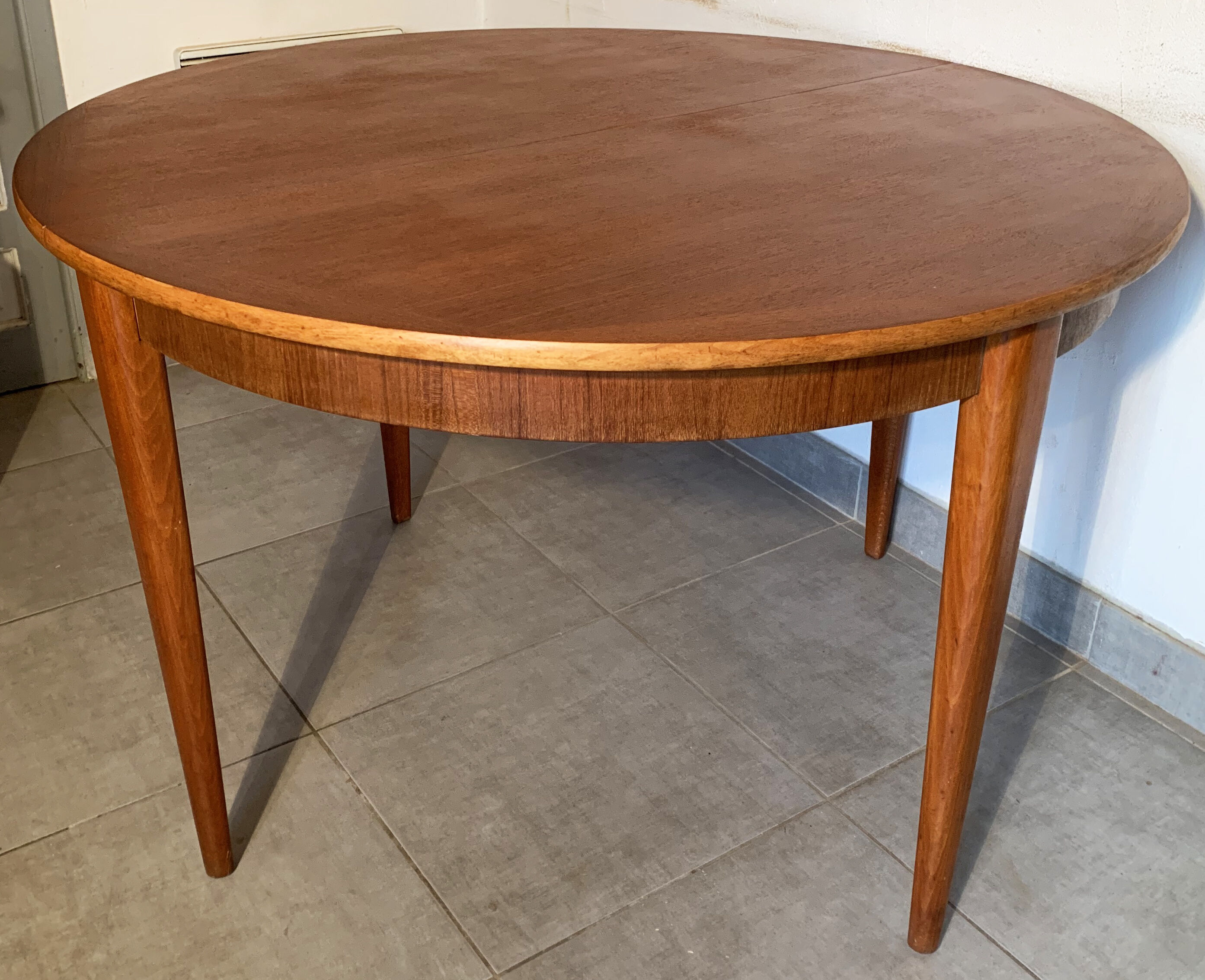 Table de repas ronde aux design scandinave en teck des années 60.