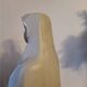 Statuette religieuse de la Vierge Marie en biscuit de porcelaine