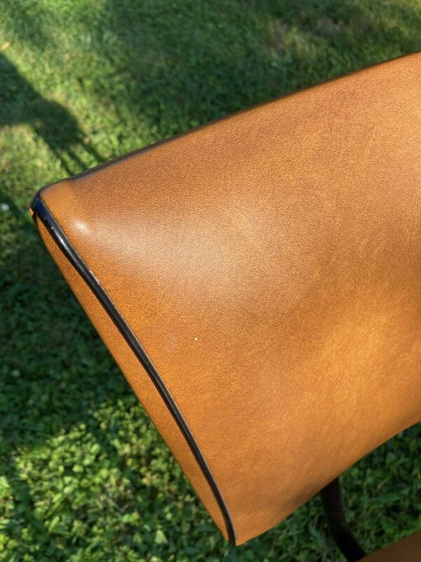 Rare fauteuil en skaï marron clair, de ''Colette Gueden'' , designer des années 50
