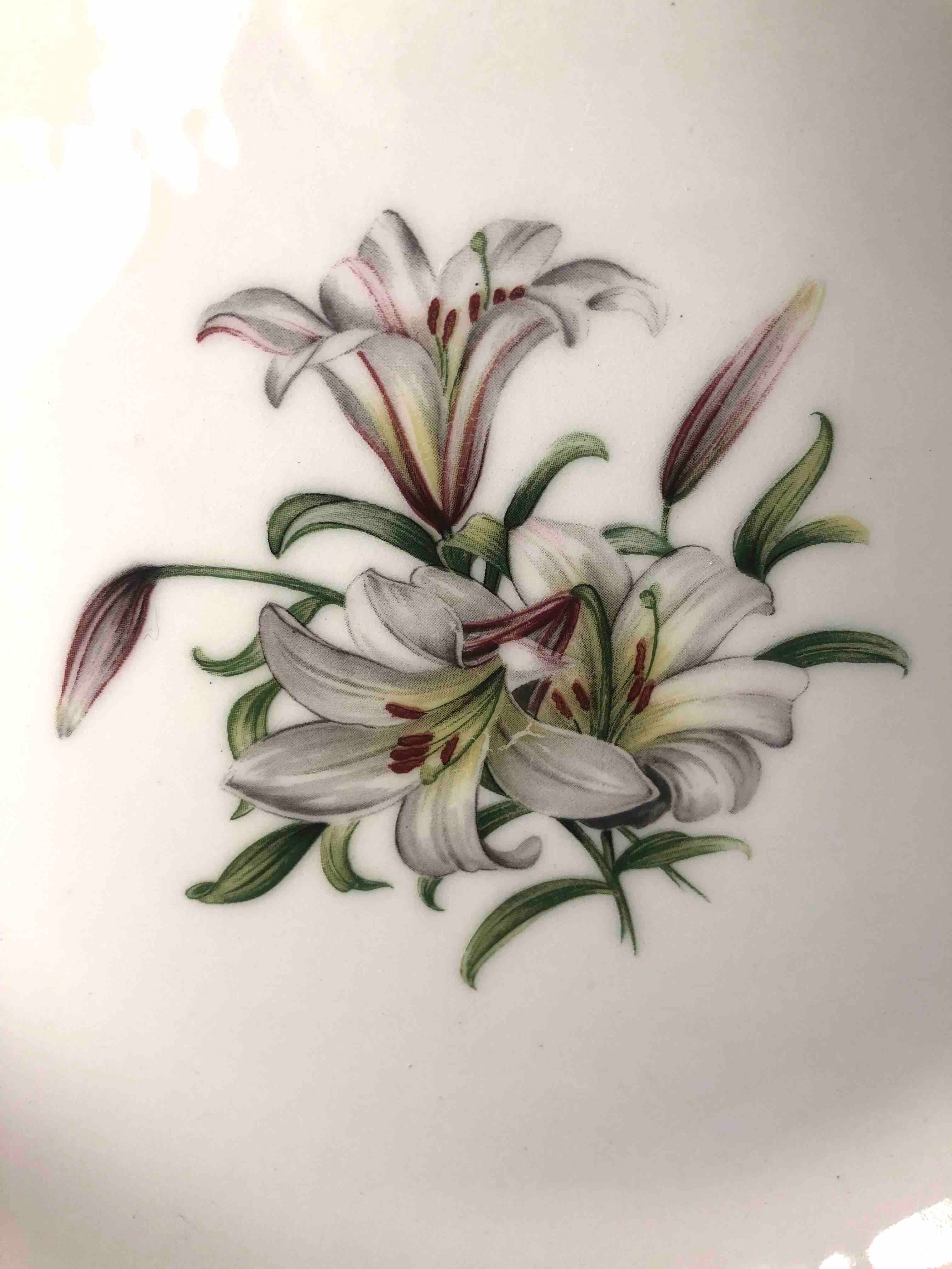 Hand-decorated dish, green line and white fleur-de-lis