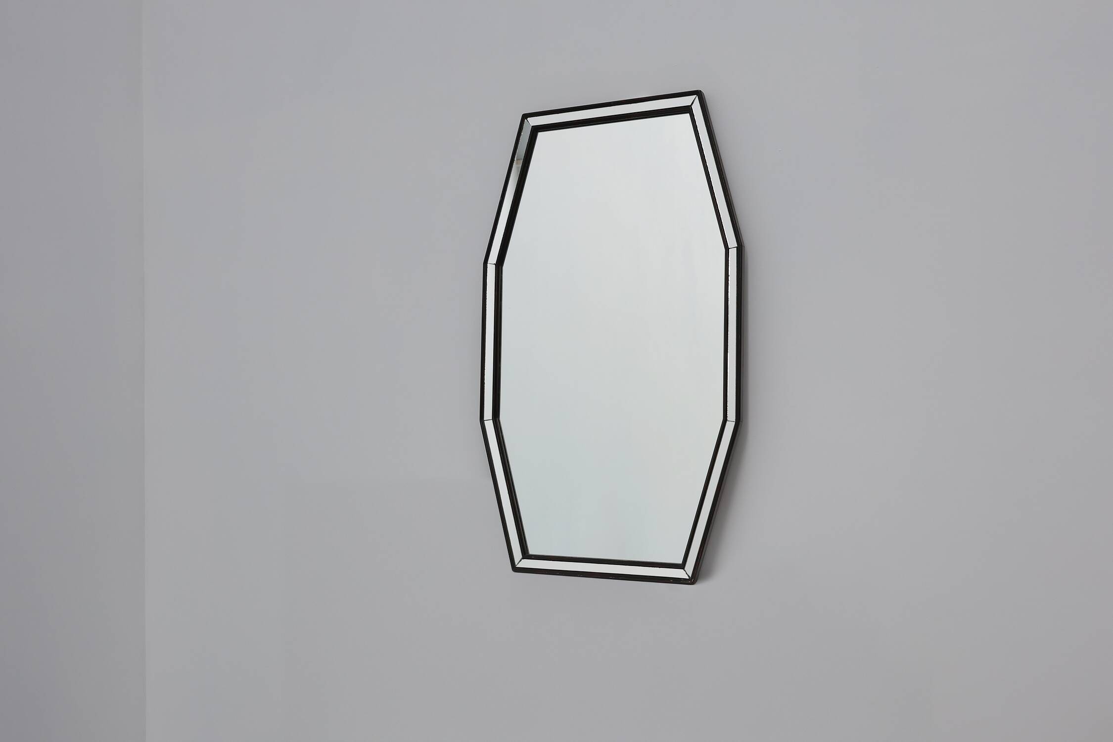 Miroir octogonal graphique du milieu du siècle avec cadre en bois noir et miroir,