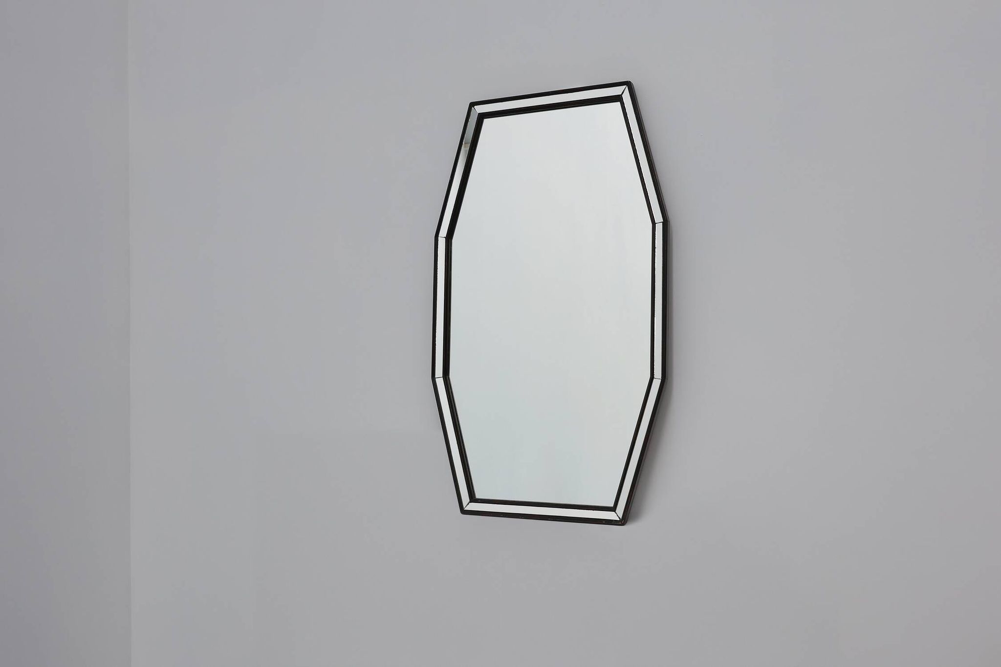 Miroir octogonal graphique du milieu du siècle avec cadre en bois noir et miroir,