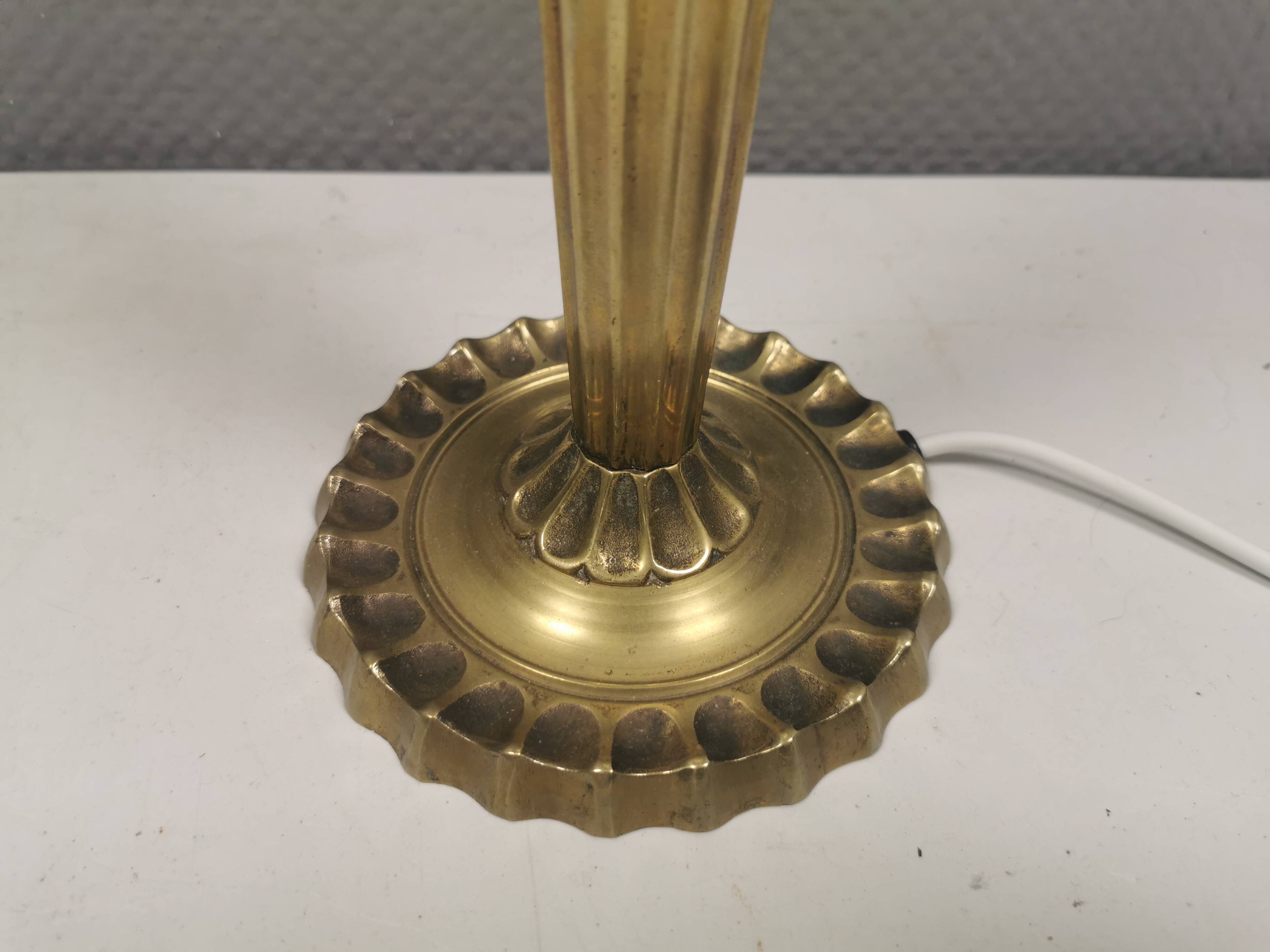 Ancienne lampe de table en laiton massif avec douille et support d'abat-jour en bakélite.
