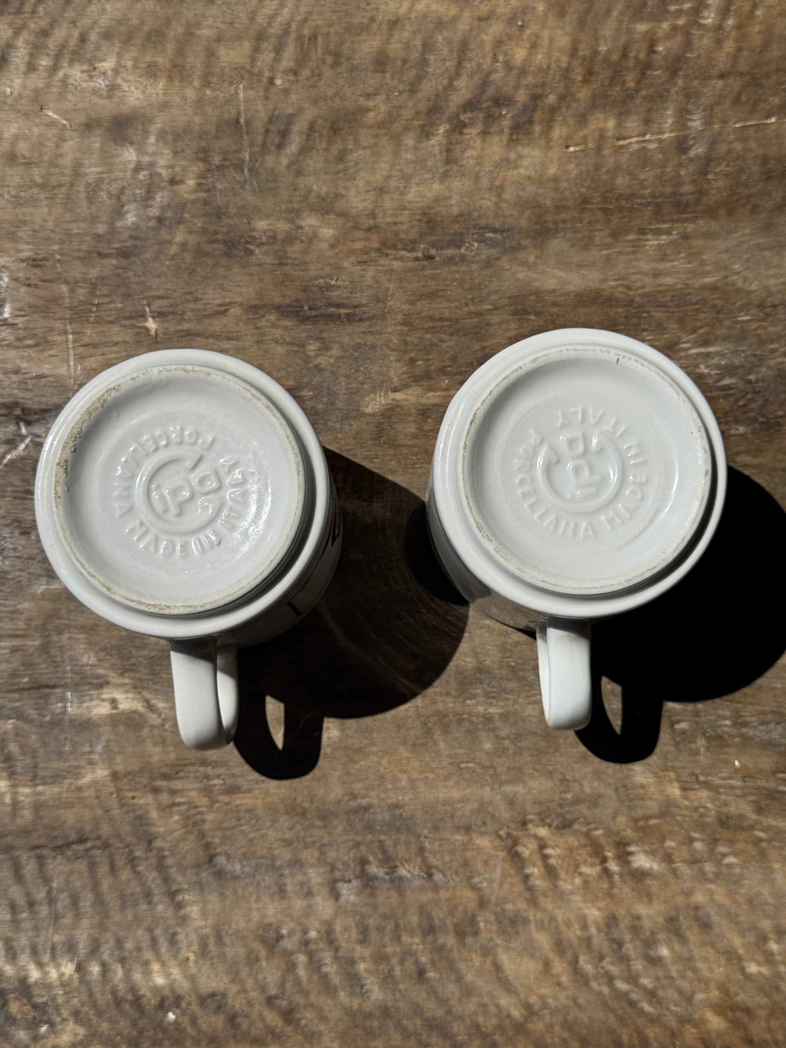 Pair of mugs with stylized Italian women motifs
