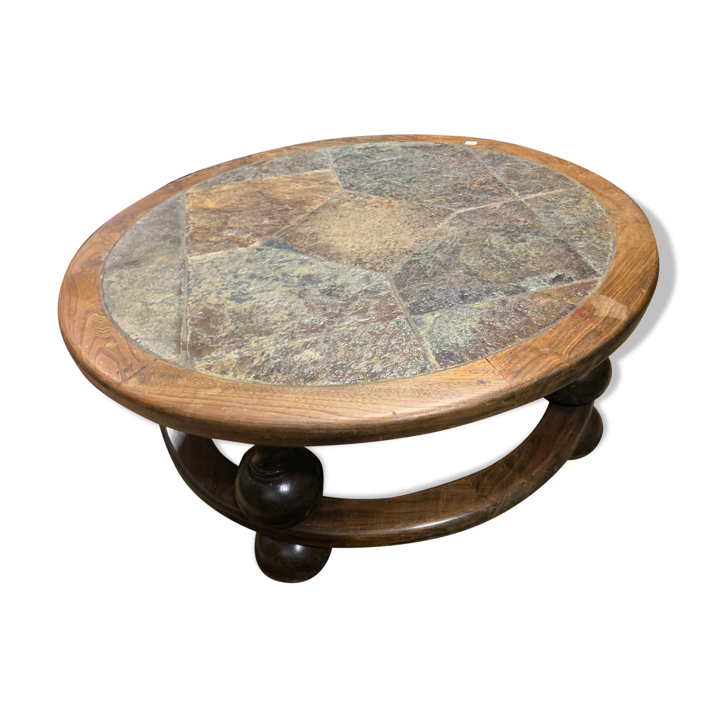 Salon table on stones